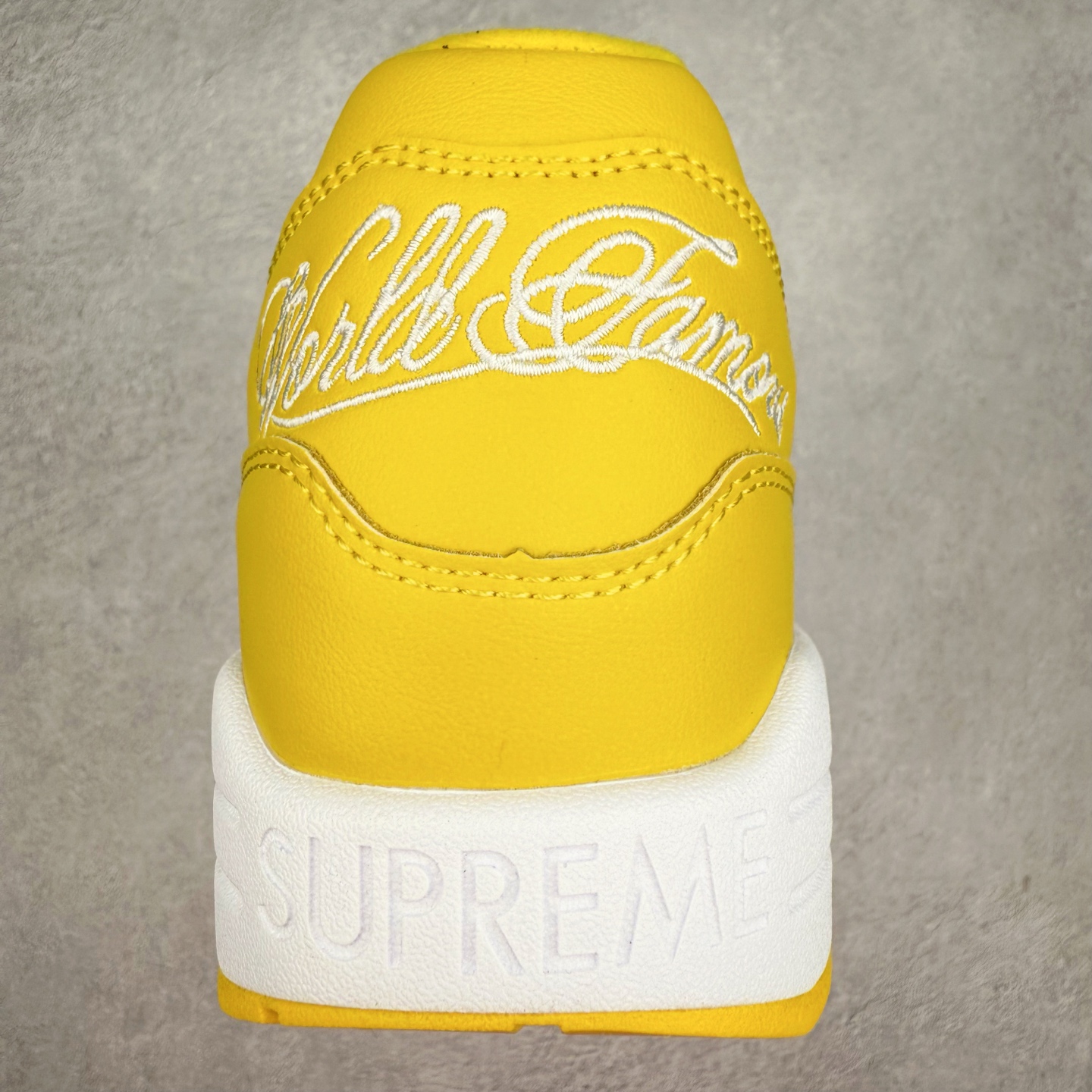 图片[8]-NK Air Max 1 初代复古气垫慢跑鞋 HF8813-700 由Tinker Hatfeld和Mark Parker在1987年设计 灵感来自于巴黎蓬皮杜中心 在参观了蓬皮杜中心之后提出了Air Max的标志性开窗可视气垫的理念 并将其实际开发成功 是NK史上第一双可视气垫跑鞋 凭借着Air Max气垫带来的舒适脚感和鞋面面料上的不断精进才使得Air Max 1在现如今都是复古慢跑鞋的首选 深厚的历史渊源 独特的流线形设计 极为复古的外观使得它深受鞋迷的喜爱 尺码：36 36.5 37.5 38 38.5 39 40 40.5 41 42 42.5 43 44 44.5 45-选品中心