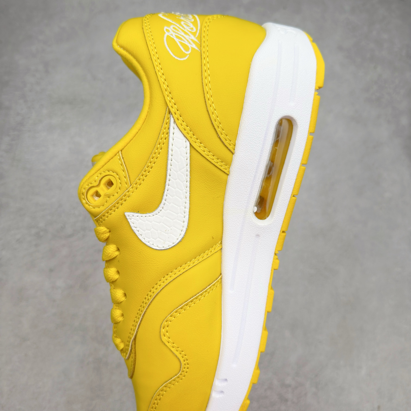 图片[7]-NK Air Max 1 初代复古气垫慢跑鞋 HF8813-700 由Tinker Hatfeld和Mark Parker在1987年设计 灵感来自于巴黎蓬皮杜中心 在参观了蓬皮杜中心之后提出了Air Max的标志性开窗可视气垫的理念 并将其实际开发成功 是NK史上第一双可视气垫跑鞋 凭借着Air Max气垫带来的舒适脚感和鞋面面料上的不断精进才使得Air Max 1在现如今都是复古慢跑鞋的首选 深厚的历史渊源 独特的流线形设计 极为复古的外观使得它深受鞋迷的喜爱 尺码：36 36.5 37.5 38 38.5 39 40 40.5 41 42 42.5 43 44 44.5 45-选品中心