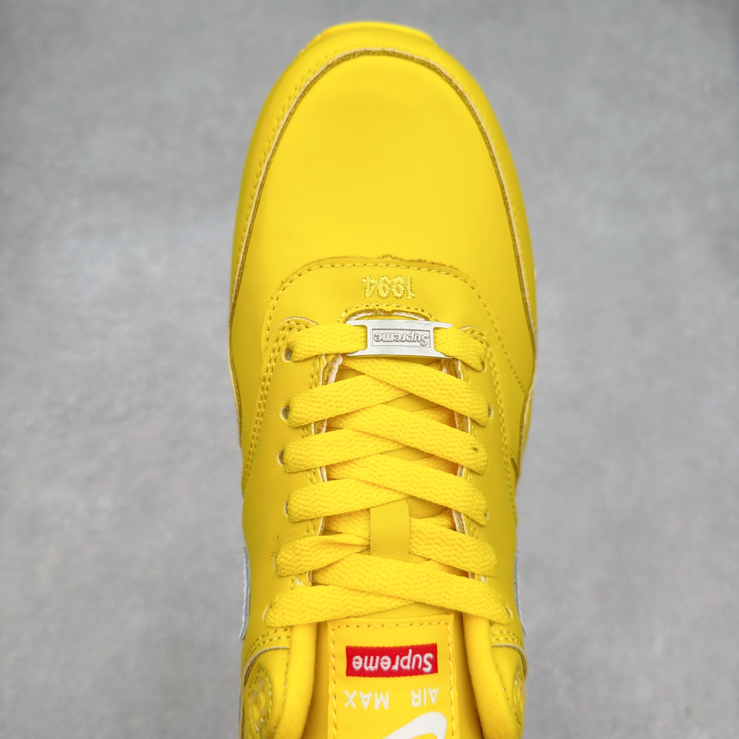 图片[4]-NK Air Max 1 初代复古气垫慢跑鞋 HF8813-700 由Tinker Hatfeld和Mark Parker在1987年设计 灵感来自于巴黎蓬皮杜中心 在参观了蓬皮杜中心之后提出了Air Max的标志性开窗可视气垫的理念 并将其实际开发成功 是NK史上第一双可视气垫跑鞋 凭借着Air Max气垫带来的舒适脚感和鞋面面料上的不断精进才使得Air Max 1在现如今都是复古慢跑鞋的首选 深厚的历史渊源 独特的流线形设计 极为复古的外观使得它深受鞋迷的喜爱 尺码：36 36.5 37.5 38 38.5 39 40 40.5 41 42 42.5 43 44 44.5 45-选品中心