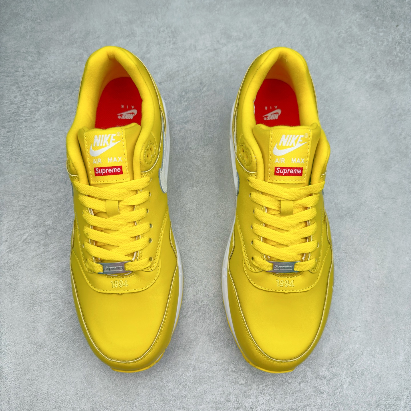 图片[2]-NK Air Max 1 初代复古气垫慢跑鞋 HF8813-700 由Tinker Hatfeld和Mark Parker在1987年设计 灵感来自于巴黎蓬皮杜中心 在参观了蓬皮杜中心之后提出了Air Max的标志性开窗可视气垫的理念 并将其实际开发成功 是NK史上第一双可视气垫跑鞋 凭借着Air Max气垫带来的舒适脚感和鞋面面料上的不断精进才使得Air Max 1在现如今都是复古慢跑鞋的首选 深厚的历史渊源 独特的流线形设计 极为复古的外观使得它深受鞋迷的喜爱 尺码：36 36.5 37.5 38 38.5 39 40 40.5 41 42 42.5 43 44 44.5 45-选品中心