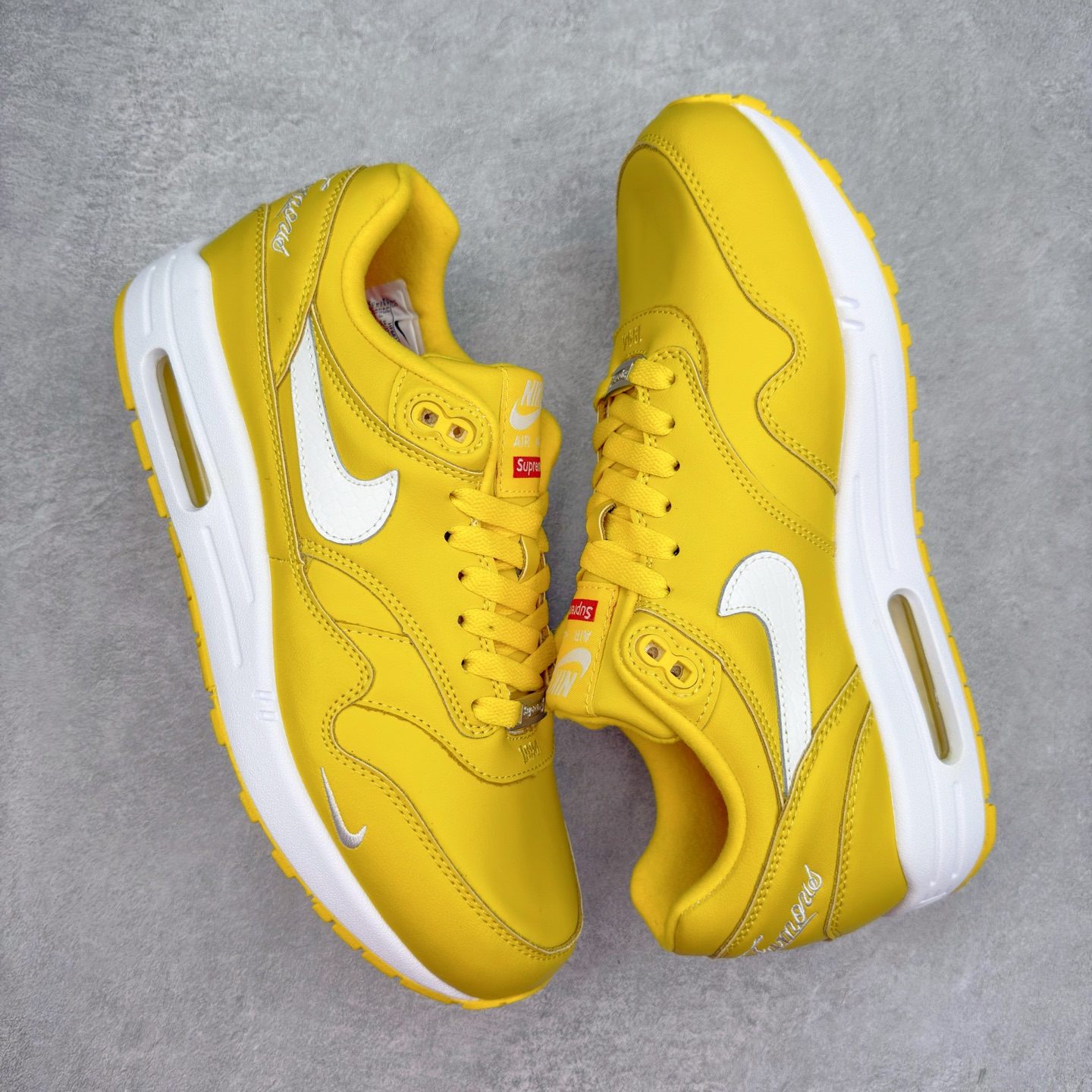 图片[3]-NK Air Max 1 初代复古气垫慢跑鞋 HF8813-700 由Tinker Hatfeld和Mark Parker在1987年设计 灵感来自于巴黎蓬皮杜中心 在参观了蓬皮杜中心之后提出了Air Max的标志性开窗可视气垫的理念 并将其实际开发成功 是NK史上第一双可视气垫跑鞋 凭借着Air Max气垫带来的舒适脚感和鞋面面料上的不断精进才使得Air Max 1在现如今都是复古慢跑鞋的首选 深厚的历史渊源 独特的流线形设计 极为复古的外观使得它深受鞋迷的喜爱 尺码：36 36.5 37.5 38 38.5 39 40 40.5 41 42 42.5 43 44 44.5 45-选品中心