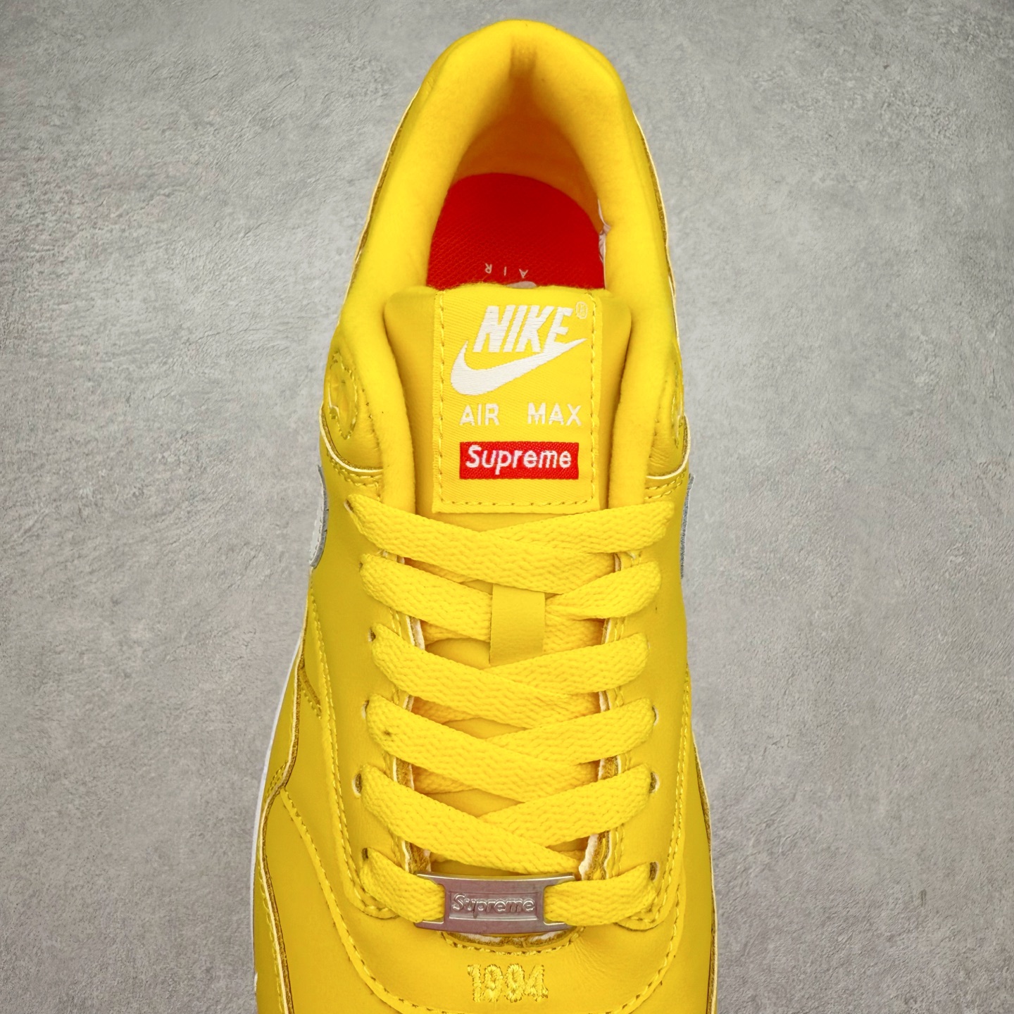 图片[5]-NK Air Max 1 初代复古气垫慢跑鞋 HF8813-700 由Tinker Hatfeld和Mark Parker在1987年设计 灵感来自于巴黎蓬皮杜中心 在参观了蓬皮杜中心之后提出了Air Max的标志性开窗可视气垫的理念 并将其实际开发成功 是NK史上第一双可视气垫跑鞋 凭借着Air Max气垫带来的舒适脚感和鞋面面料上的不断精进才使得Air Max 1在现如今都是复古慢跑鞋的首选 深厚的历史渊源 独特的流线形设计 极为复古的外观使得它深受鞋迷的喜爱 尺码：36 36.5 37.5 38 38.5 39 40 40.5 41 42 42.5 43 44 44.5 45-选品中心