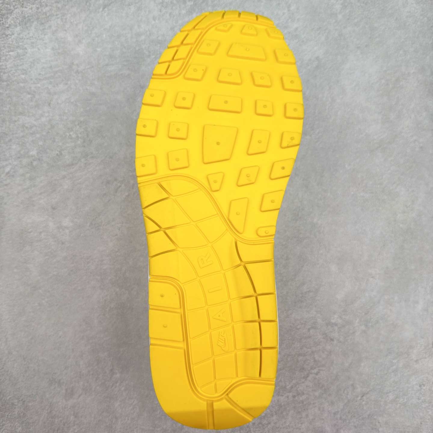 图片[9]-NK Air Max 1 初代复古气垫慢跑鞋 HF8813-700 由Tinker Hatfeld和Mark Parker在1987年设计 灵感来自于巴黎蓬皮杜中心 在参观了蓬皮杜中心之后提出了Air Max的标志性开窗可视气垫的理念 并将其实际开发成功 是NK史上第一双可视气垫跑鞋 凭借着Air Max气垫带来的舒适脚感和鞋面面料上的不断精进才使得Air Max 1在现如今都是复古慢跑鞋的首选 深厚的历史渊源 独特的流线形设计 极为复古的外观使得它深受鞋迷的喜爱 尺码：36 36.5 37.5 38 38.5 39 40 40.5 41 42 42.5 43 44 44.5 45-选品中心