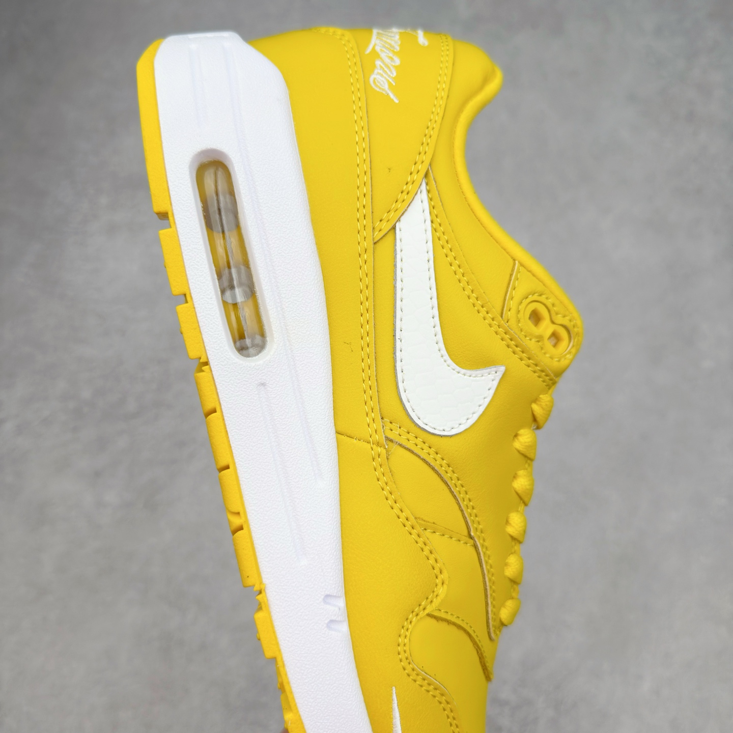 图片[6]-NK Air Max 1 初代复古气垫慢跑鞋 HF8813-700 由Tinker Hatfeld和Mark Parker在1987年设计 灵感来自于巴黎蓬皮杜中心 在参观了蓬皮杜中心之后提出了Air Max的标志性开窗可视气垫的理念 并将其实际开发成功 是NK史上第一双可视气垫跑鞋 凭借着Air Max气垫带来的舒适脚感和鞋面面料上的不断精进才使得Air Max 1在现如今都是复古慢跑鞋的首选 深厚的历史渊源 独特的流线形设计 极为复古的外观使得它深受鞋迷的喜爱 尺码：36 36.5 37.5 38 38.5 39 40 40.5 41 42 42.5 43 44 44.5 45-选品中心