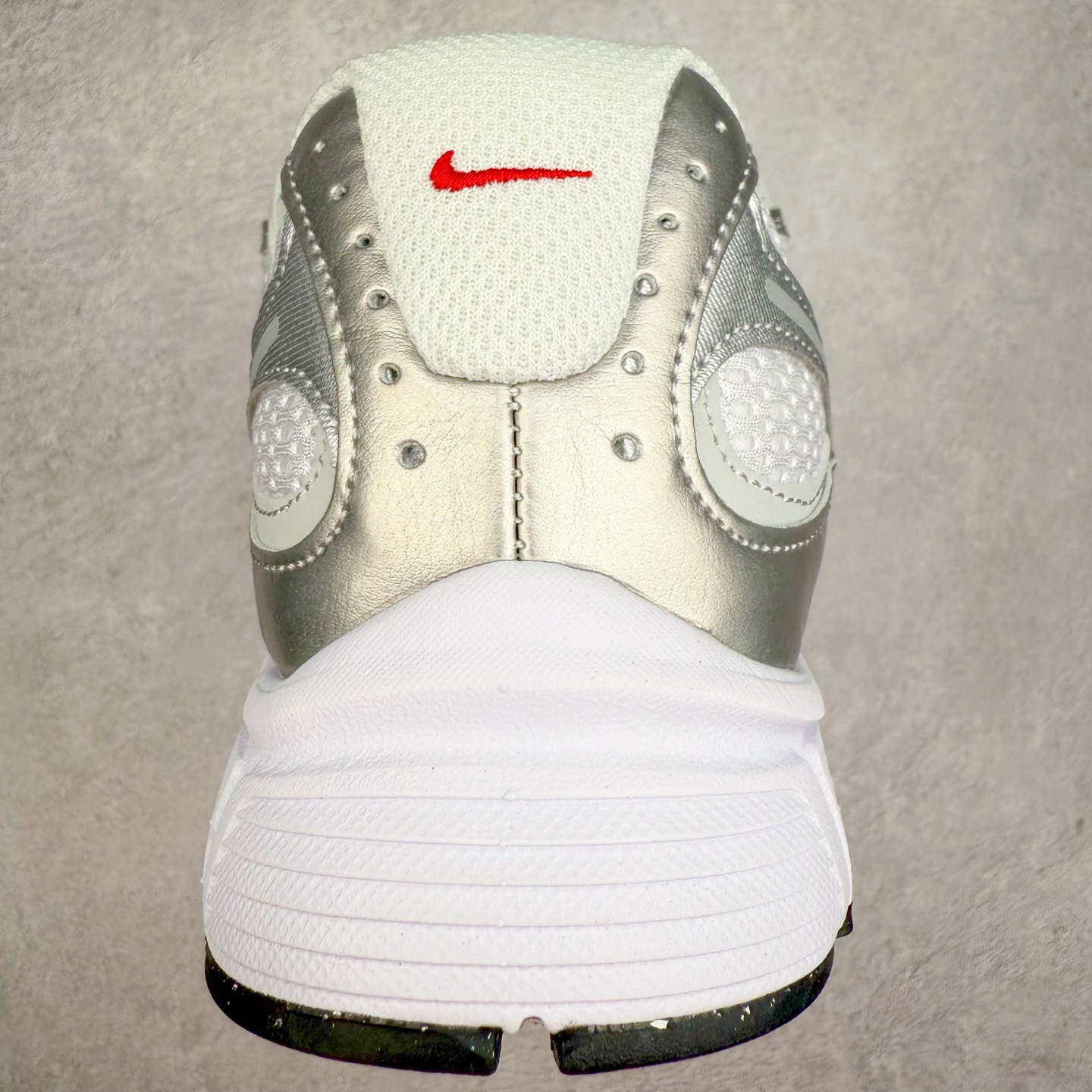 图片[8]-NK V5 RNR 舒适百搭防滑耐磨低帮跑步鞋 HQ7901-100 舒适有型适合日常穿着 该鞋款延续千禧年经典设计搭载泡绵中底 厚实而轻盈匠心细节巧搭立体耐克勾标志焕新演绎复古跑鞋 鞋款从千禧年美学汲取灵感 混搭多种材质突显层次感立体感和传统跑步风范 尺码：36 36.5 37.5 38 38.5 39 40 40.5 41 42 42.5 43 44 44.5 45-选品中心