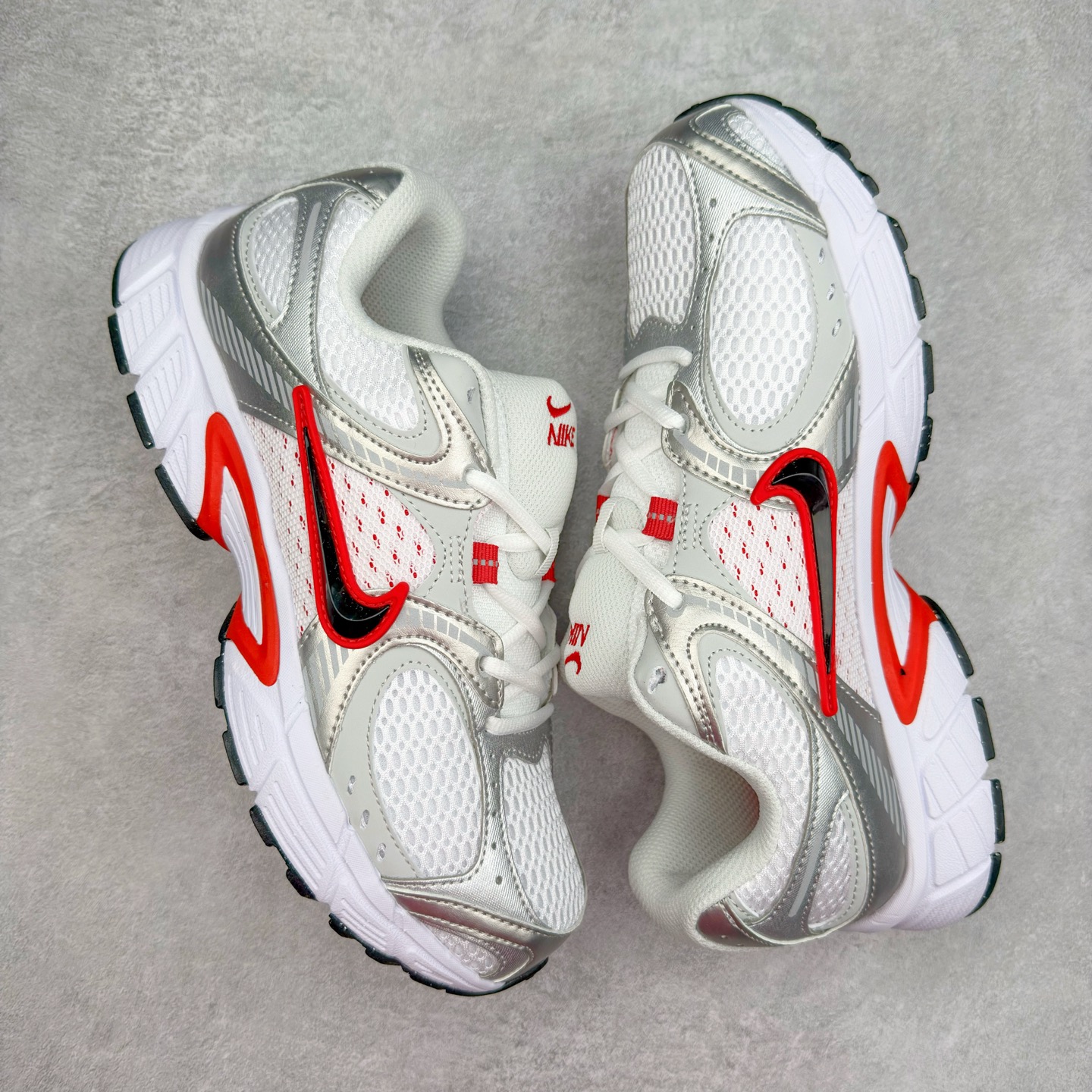 图片[3]-NK V5 RNR 舒适百搭防滑耐磨低帮跑步鞋 HQ7901-100 舒适有型适合日常穿着 该鞋款延续千禧年经典设计搭载泡绵中底 厚实而轻盈匠心细节巧搭立体耐克勾标志焕新演绎复古跑鞋 鞋款从千禧年美学汲取灵感 混搭多种材质突显层次感立体感和传统跑步风范 尺码：36 36.5 37.5 38 38.5 39 40 40.5 41 42 42.5 43 44 44.5 45-选品中心