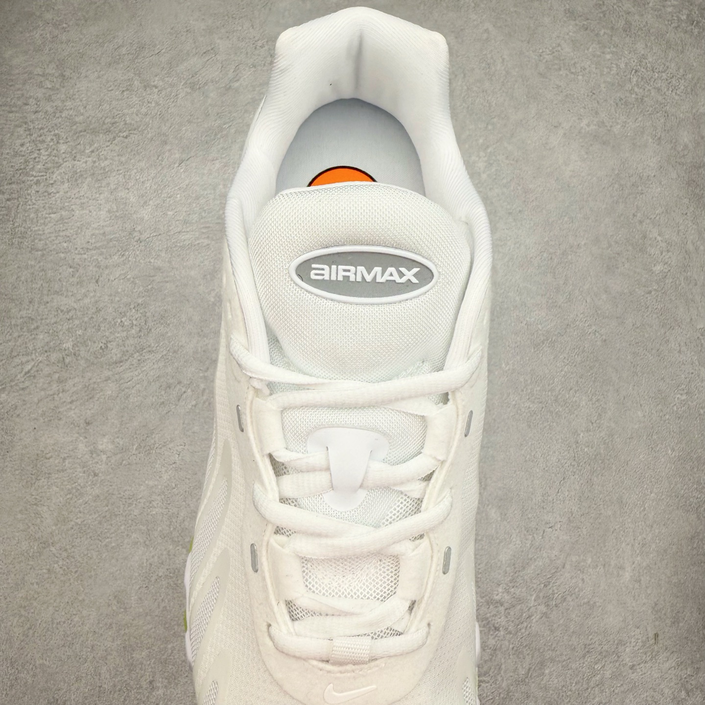 图片[5]-NK Air Max DN8 全掌科技气垫缓震运动跑鞋 FQ7860-038 DN8的核心亮点在于其八腔气垫结构 根据不同部位设定的气压值专为行走设计 提供卓越的舒适感 鞋面的设计让人联想到上世纪90年代末至2000年代初的多款Air Max 中底上系列圆形孔洞引发了热议 不少人将其与竞争品牌的缓震技术进行比较 例如K-SWISS 2010年代初推出的Tubes技 及以多孔鞋底闻名的品牌 尺码：36 36.5 37.5 38 38.5 39 40 40.5 41 42 42.5 43 44 44.5 45-选品中心