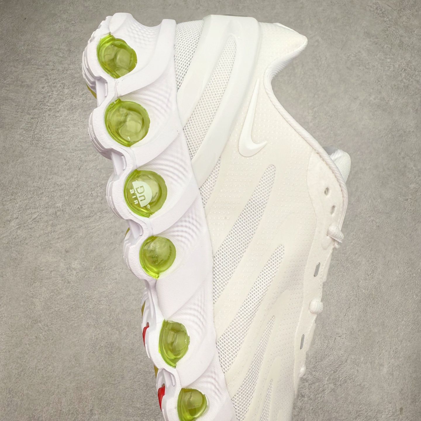 图片[6]-NK Air Max DN8 全掌科技气垫缓震运动跑鞋 FQ7860-038 DN8的核心亮点在于其八腔气垫结构 根据不同部位设定的气压值专为行走设计 提供卓越的舒适感 鞋面的设计让人联想到上世纪90年代末至2000年代初的多款Air Max 中底上系列圆形孔洞引发了热议 不少人将其与竞争品牌的缓震技术进行比较 例如K-SWISS 2010年代初推出的Tubes技 及以多孔鞋底闻名的品牌 尺码：36 36.5 37.5 38 38.5 39 40 40.5 41 42 42.5 43 44 44.5 45-选品中心