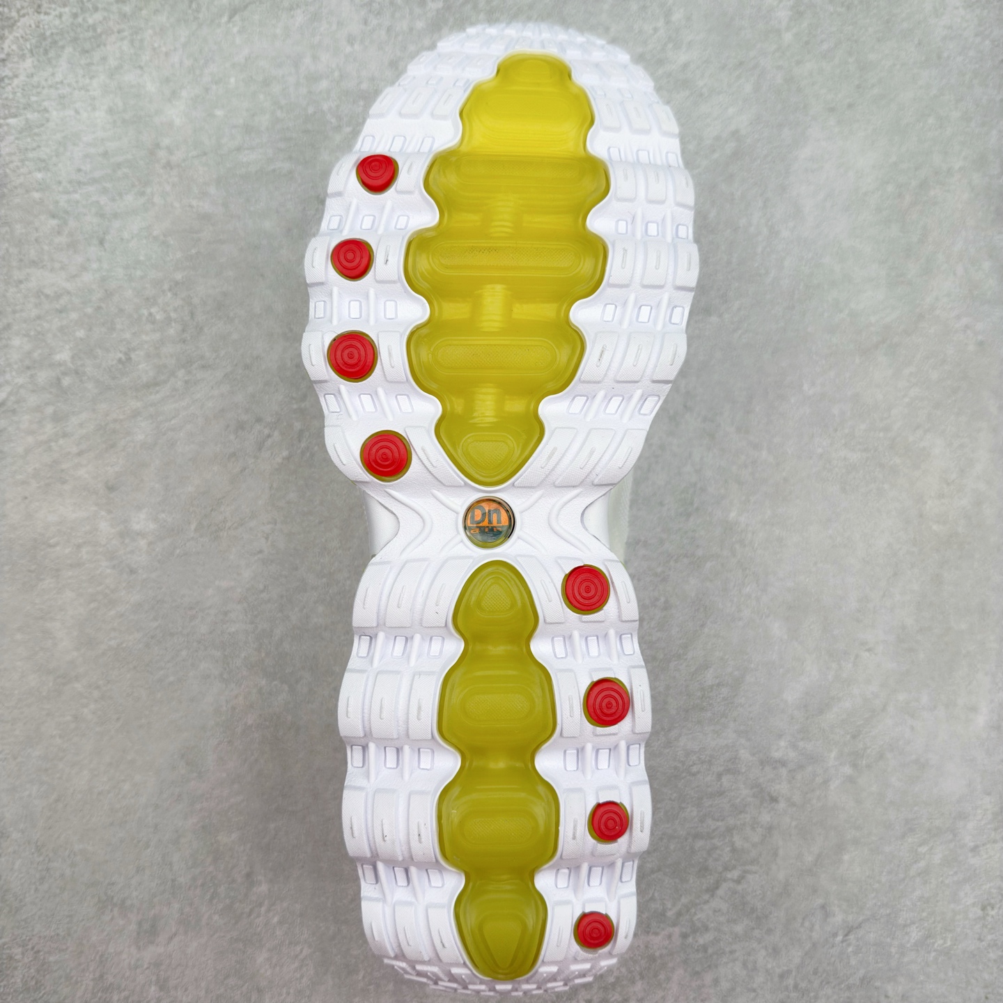 图片[9]-NK Air Max DN8 全掌科技气垫缓震运动跑鞋 FQ7860-038 DN8的核心亮点在于其八腔气垫结构 根据不同部位设定的气压值专为行走设计 提供卓越的舒适感 鞋面的设计让人联想到上世纪90年代末至2000年代初的多款Air Max 中底上系列圆形孔洞引发了热议 不少人将其与竞争品牌的缓震技术进行比较 例如K-SWISS 2010年代初推出的Tubes技 及以多孔鞋底闻名的品牌 尺码：36 36.5 37.5 38 38.5 39 40 40.5 41 42 42.5 43 44 44.5 45-选品中心