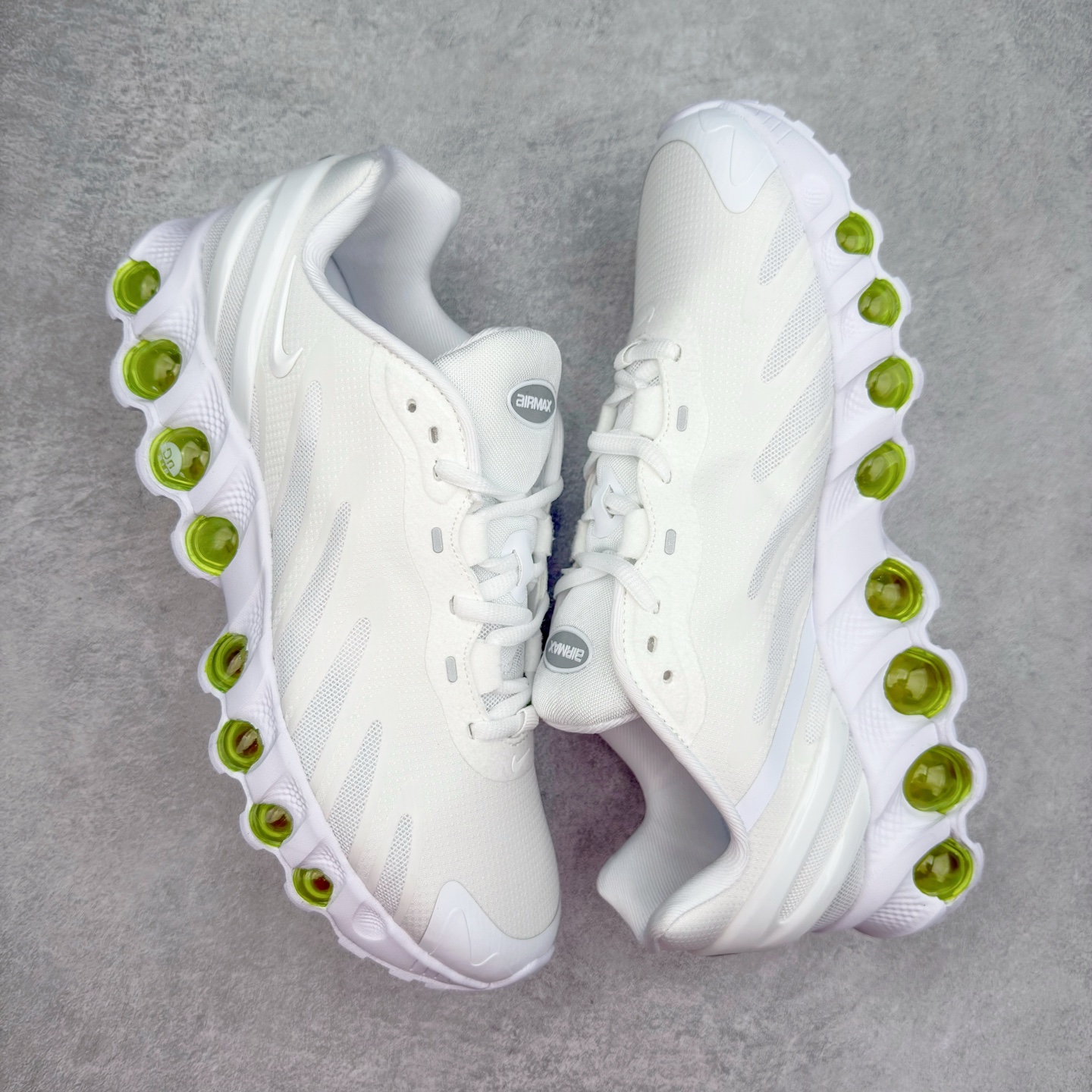 图片[3]-NK Air Max DN8 全掌科技气垫缓震运动跑鞋 FQ7860-038 DN8的核心亮点在于其八腔气垫结构 根据不同部位设定的气压值专为行走设计 提供卓越的舒适感 鞋面的设计让人联想到上世纪90年代末至2000年代初的多款Air Max 中底上系列圆形孔洞引发了热议 不少人将其与竞争品牌的缓震技术进行比较 例如K-SWISS 2010年代初推出的Tubes技 及以多孔鞋底闻名的品牌 尺码：36 36.5 37.5 38 38.5 39 40 40.5 41 42 42.5 43 44 44.5 45-选品中心