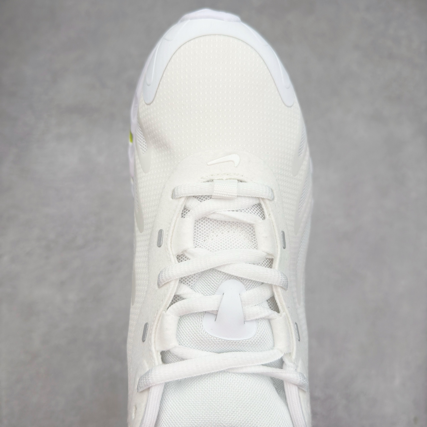 图片[4]-NK Air Max DN8 全掌科技气垫缓震运动跑鞋 FQ7860-038 DN8的核心亮点在于其八腔气垫结构 根据不同部位设定的气压值专为行走设计 提供卓越的舒适感 鞋面的设计让人联想到上世纪90年代末至2000年代初的多款Air Max 中底上系列圆形孔洞引发了热议 不少人将其与竞争品牌的缓震技术进行比较 例如K-SWISS 2010年代初推出的Tubes技 及以多孔鞋底闻名的品牌 尺码：36 36.5 37.5 38 38.5 39 40 40.5 41 42 42.5 43 44 44.5 45-选品中心