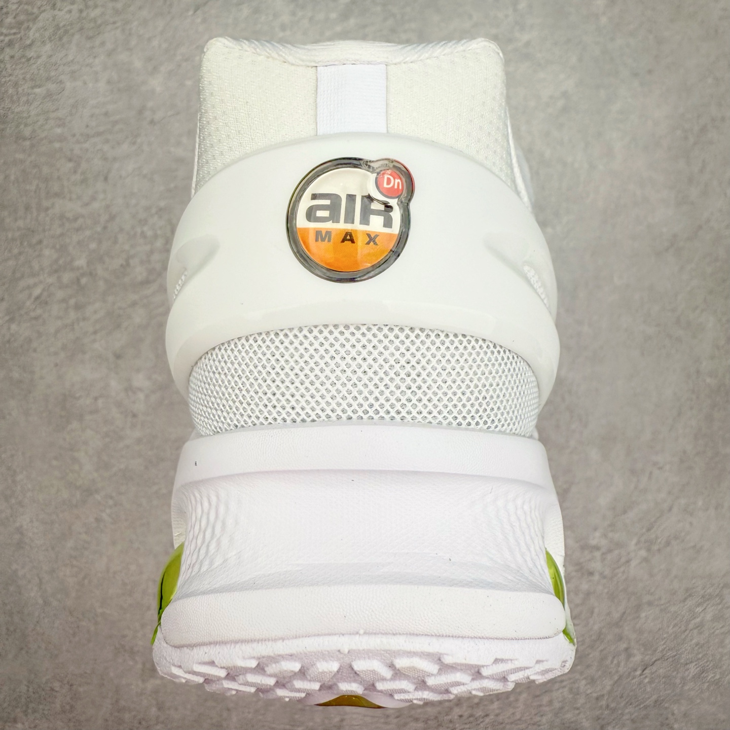 图片[8]-NK Air Max DN8 全掌科技气垫缓震运动跑鞋 FQ7860-038 DN8的核心亮点在于其八腔气垫结构 根据不同部位设定的气压值专为行走设计 提供卓越的舒适感 鞋面的设计让人联想到上世纪90年代末至2000年代初的多款Air Max 中底上系列圆形孔洞引发了热议 不少人将其与竞争品牌的缓震技术进行比较 例如K-SWISS 2010年代初推出的Tubes技 及以多孔鞋底闻名的品牌 尺码：36 36.5 37.5 38 38.5 39 40 40.5 41 42 42.5 43 44 44.5 45-选品中心