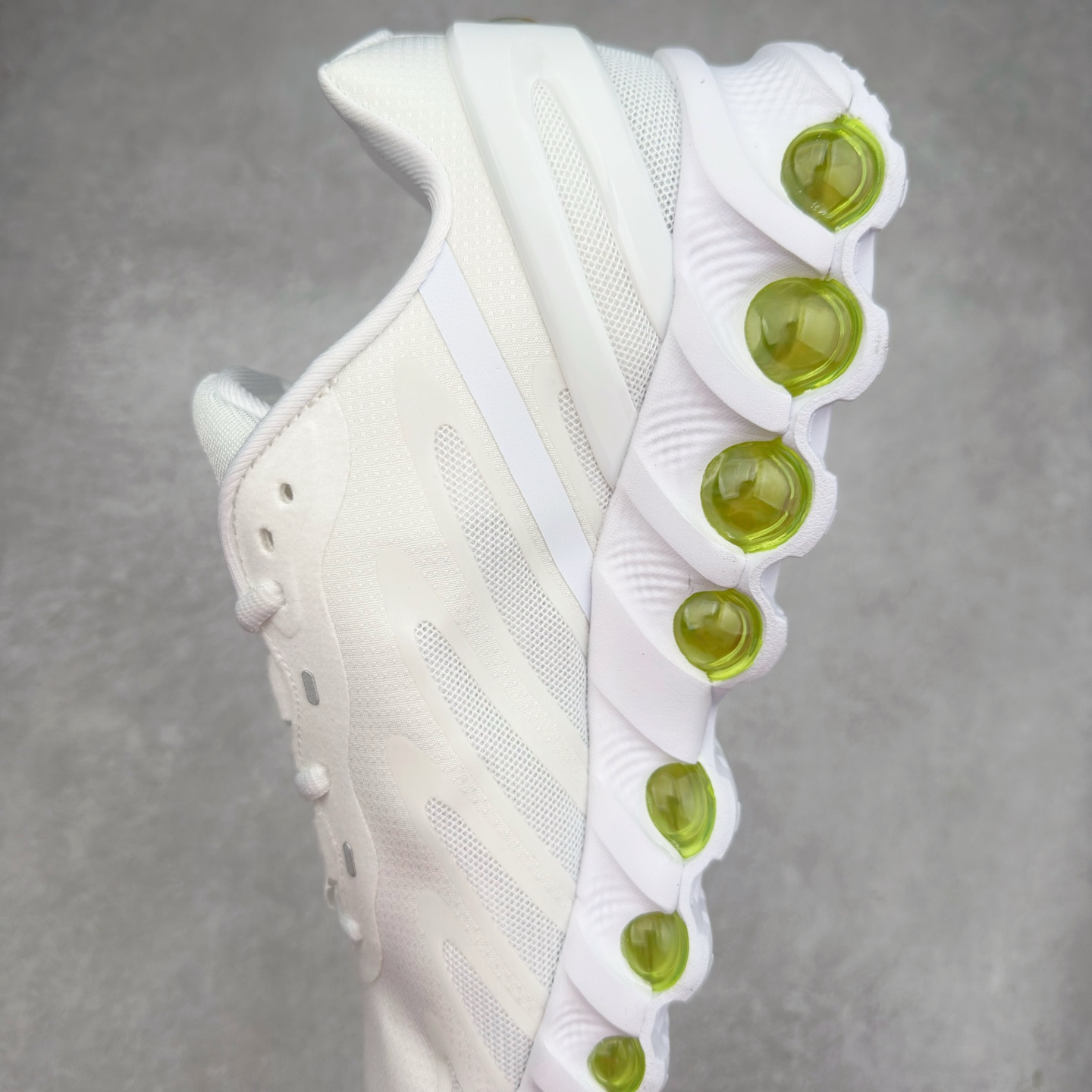 图片[7]-NK Air Max DN8 全掌科技气垫缓震运动跑鞋 FQ7860-038 DN8的核心亮点在于其八腔气垫结构 根据不同部位设定的气压值专为行走设计 提供卓越的舒适感 鞋面的设计让人联想到上世纪90年代末至2000年代初的多款Air Max 中底上系列圆形孔洞引发了热议 不少人将其与竞争品牌的缓震技术进行比较 例如K-SWISS 2010年代初推出的Tubes技 及以多孔鞋底闻名的品牌 尺码：36 36.5 37.5 38 38.5 39 40 40.5 41 42 42.5 43 44 44.5 45-选品中心