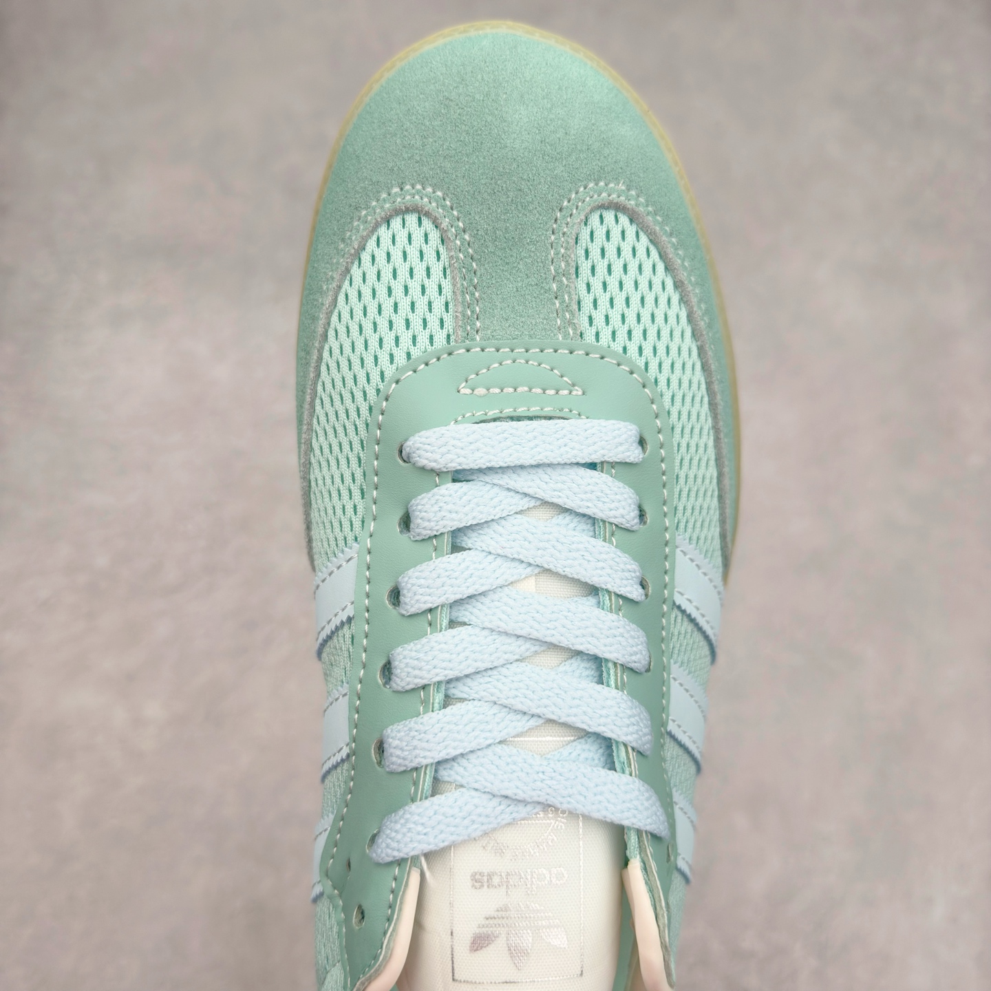 图片[4]-AD Original Samba OG 复古经典轻便板鞋 JI3179 这款桑巴鞋展示了高质量的工艺 带有装饰的超锁缝制和无缝的手感 柔软、柔软的皮革造型和标志性的3条纹完成了精致的外观 正规合身鞋带 鞋面上有绒面鞋垫 橡胶鞋底 享受正畸套筒软感 自50年代首次亮相以来就一直在赢得粉丝的青睐 尺码：36 36.5 37.5 38 38.5 39 40 40.5 41 42 42.5 43 44 44.5 45-选品中心