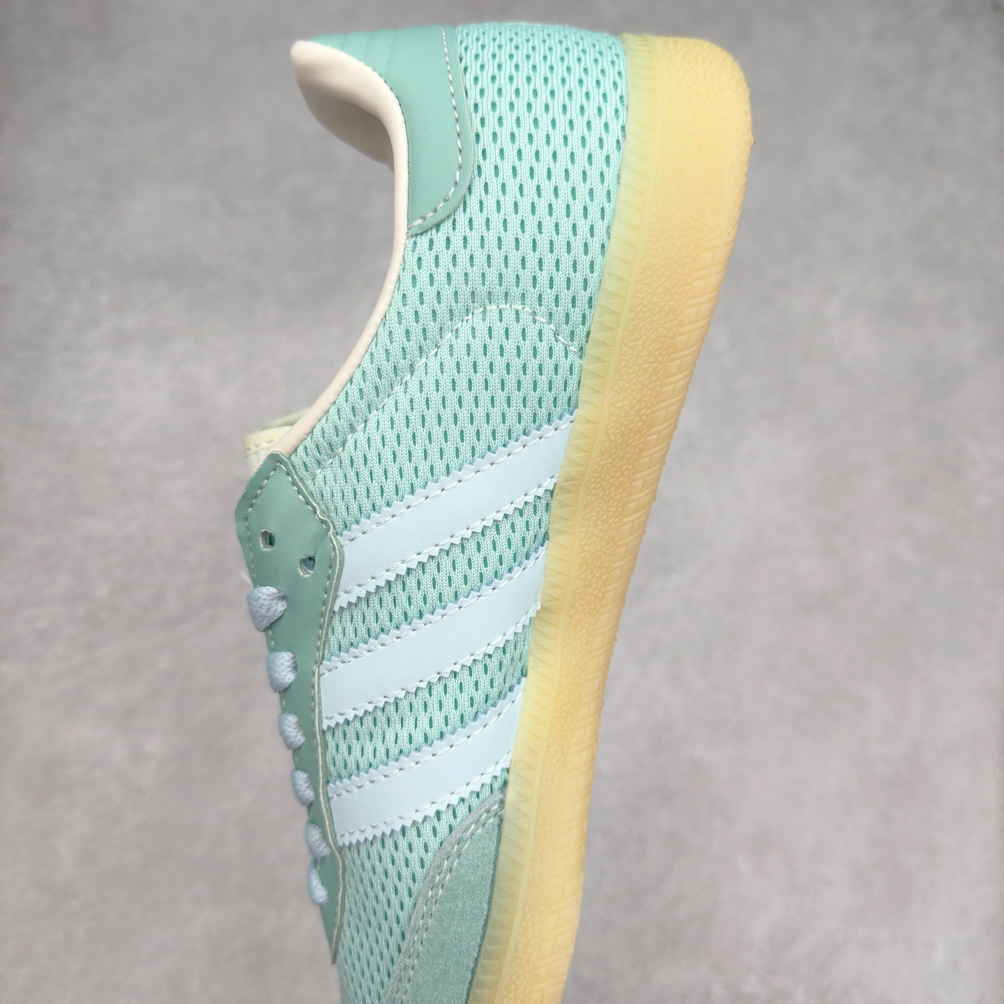 图片[7]-AD Original Samba OG 复古经典轻便板鞋 JI3179 这款桑巴鞋展示了高质量的工艺 带有装饰的超锁缝制和无缝的手感 柔软、柔软的皮革造型和标志性的3条纹完成了精致的外观 正规合身鞋带 鞋面上有绒面鞋垫 橡胶鞋底 享受正畸套筒软感 自50年代首次亮相以来就一直在赢得粉丝的青睐 尺码：36 36.5 37.5 38 38.5 39 40 40.5 41 42 42.5 43 44 44.5 45-选品中心