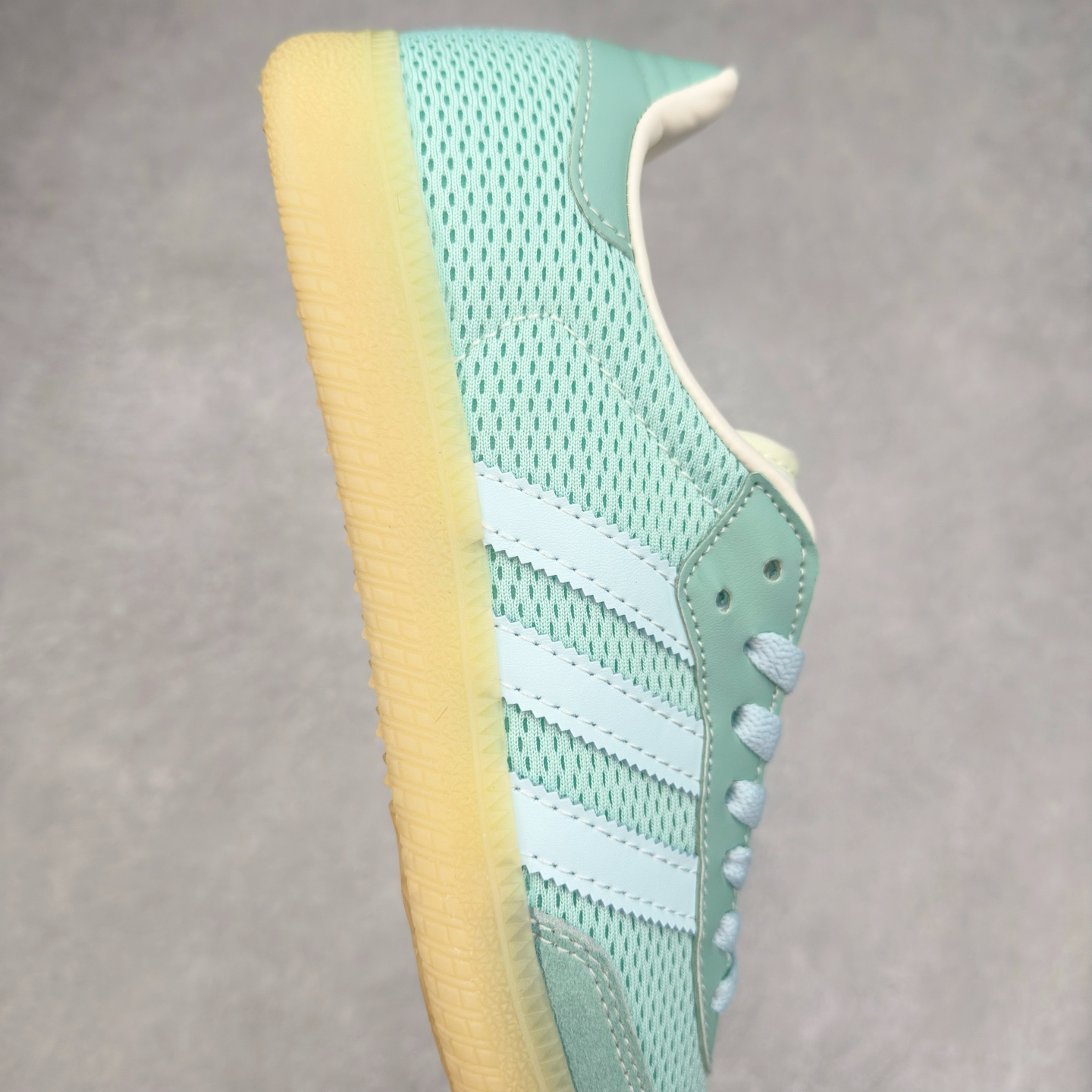 图片[6]-AD Original Samba OG 复古经典轻便板鞋 JI3179 这款桑巴鞋展示了高质量的工艺 带有装饰的超锁缝制和无缝的手感 柔软、柔软的皮革造型和标志性的3条纹完成了精致的外观 正规合身鞋带 鞋面上有绒面鞋垫 橡胶鞋底 享受正畸套筒软感 自50年代首次亮相以来就一直在赢得粉丝的青睐 尺码：36 36.5 37.5 38 38.5 39 40 40.5 41 42 42.5 43 44 44.5 45-选品中心