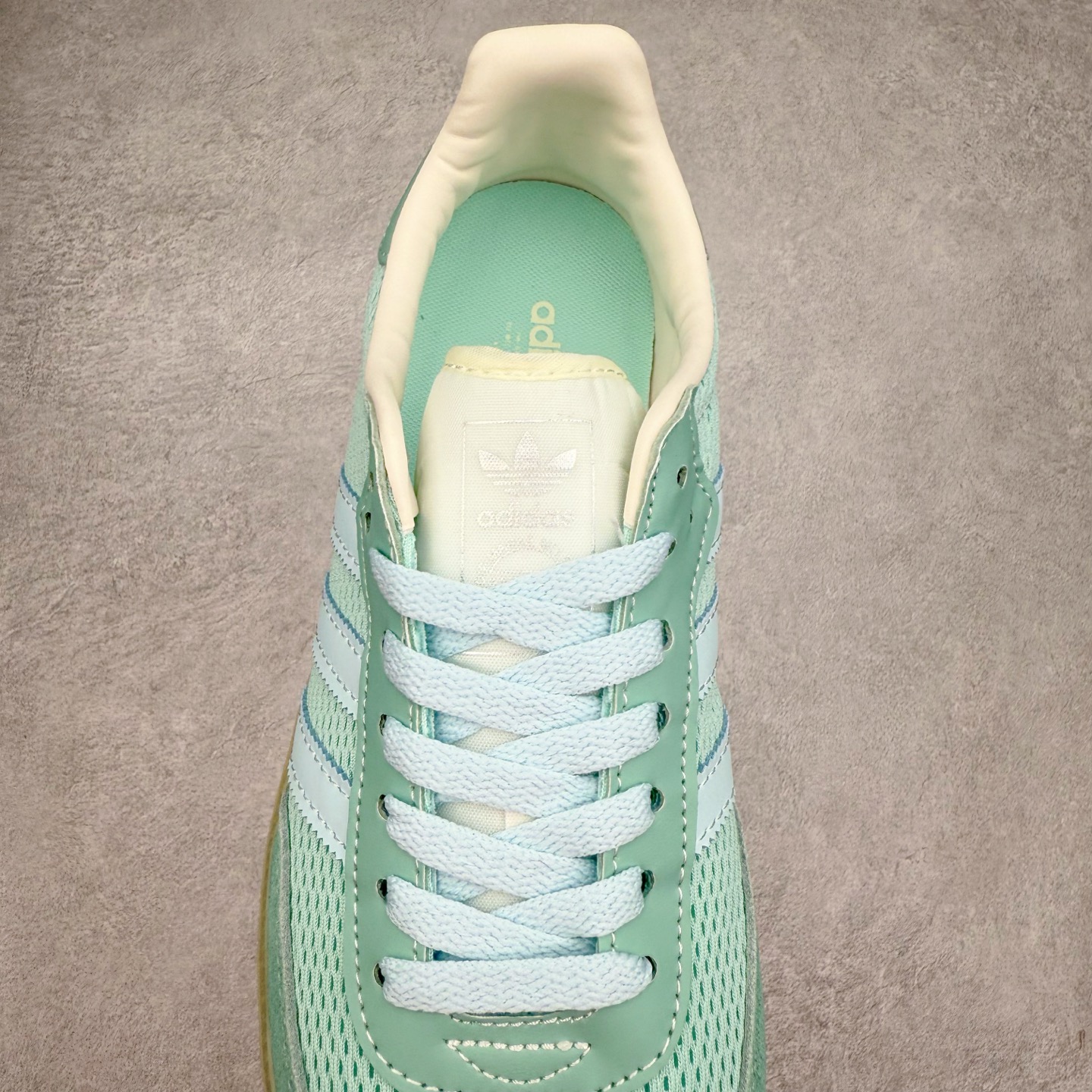 图片[5]-AD Original Samba OG 复古经典轻便板鞋 JI3179 这款桑巴鞋展示了高质量的工艺 带有装饰的超锁缝制和无缝的手感 柔软、柔软的皮革造型和标志性的3条纹完成了精致的外观 正规合身鞋带 鞋面上有绒面鞋垫 橡胶鞋底 享受正畸套筒软感 自50年代首次亮相以来就一直在赢得粉丝的青睐 尺码：36 36.5 37.5 38 38.5 39 40 40.5 41 42 42.5 43 44 44.5 45-选品中心