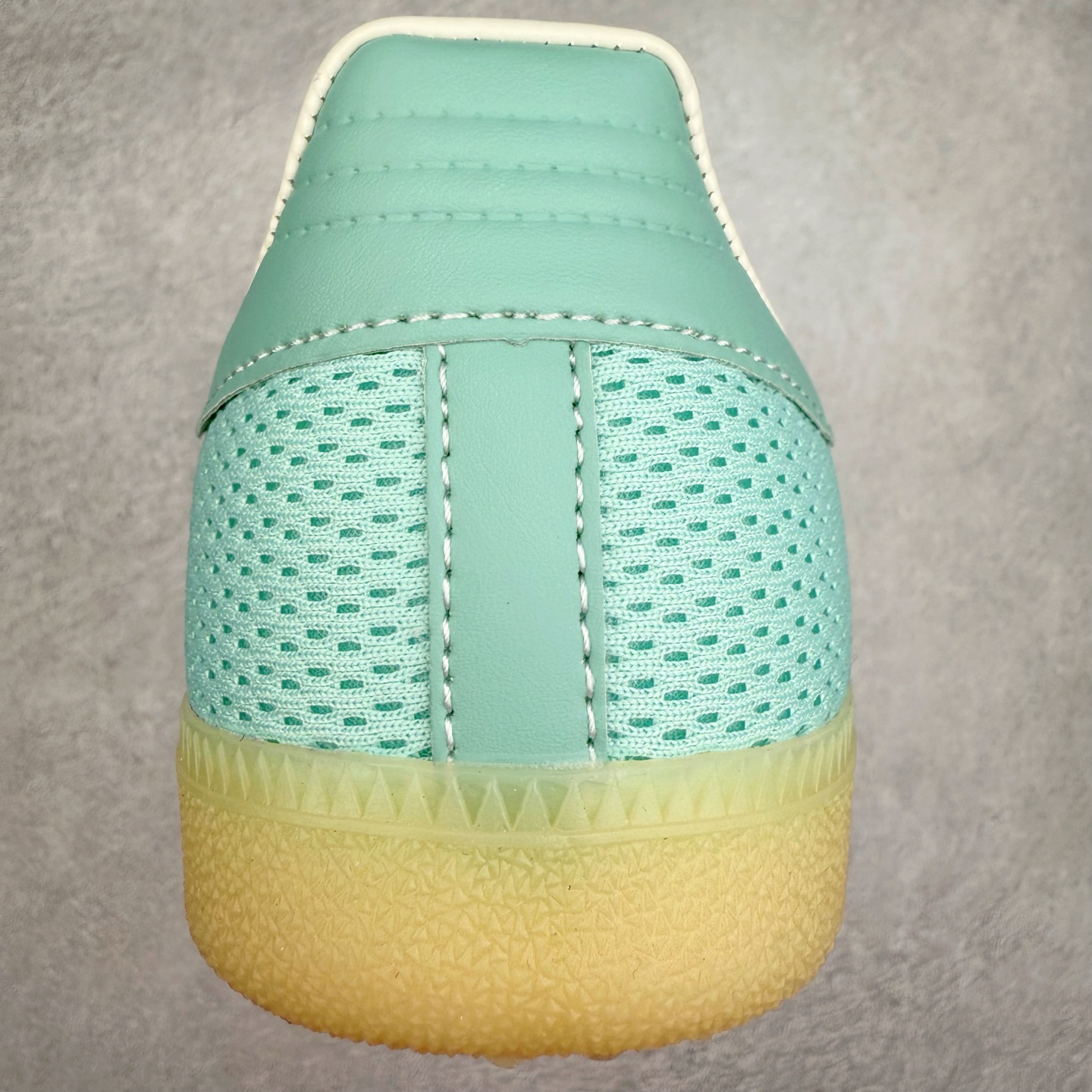 图片[8]-AD Original Samba OG 复古经典轻便板鞋 JI3179 这款桑巴鞋展示了高质量的工艺 带有装饰的超锁缝制和无缝的手感 柔软、柔软的皮革造型和标志性的3条纹完成了精致的外观 正规合身鞋带 鞋面上有绒面鞋垫 橡胶鞋底 享受正畸套筒软感 自50年代首次亮相以来就一直在赢得粉丝的青睐 尺码：36 36.5 37.5 38 38.5 39 40 40.5 41 42 42.5 43 44 44.5 45-选品中心