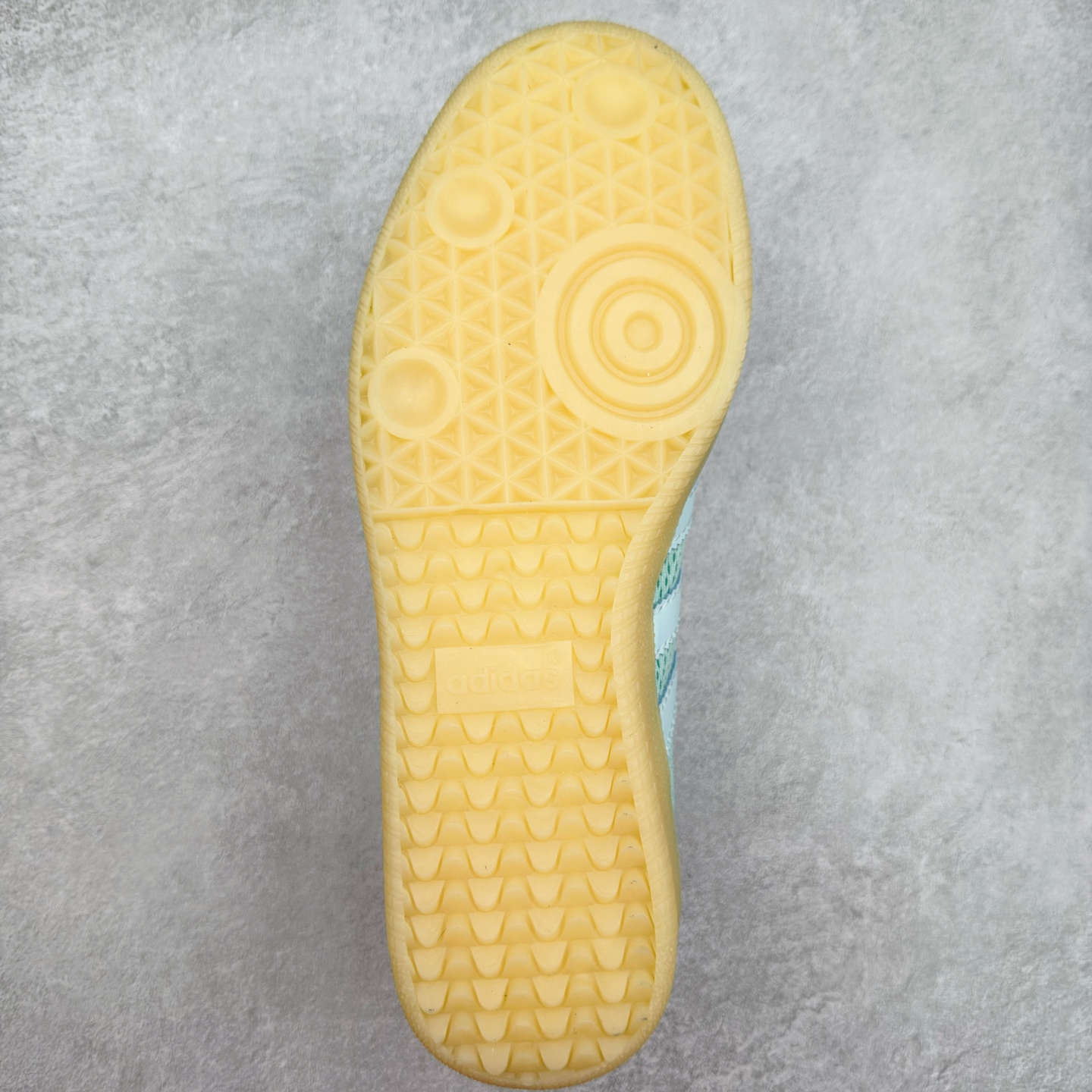 图片[9]-AD Original Samba OG 复古经典轻便板鞋 JI3179 这款桑巴鞋展示了高质量的工艺 带有装饰的超锁缝制和无缝的手感 柔软、柔软的皮革造型和标志性的3条纹完成了精致的外观 正规合身鞋带 鞋面上有绒面鞋垫 橡胶鞋底 享受正畸套筒软感 自50年代首次亮相以来就一直在赢得粉丝的青睐 尺码：36 36.5 37.5 38 38.5 39 40 40.5 41 42 42.5 43 44 44.5 45-选品中心