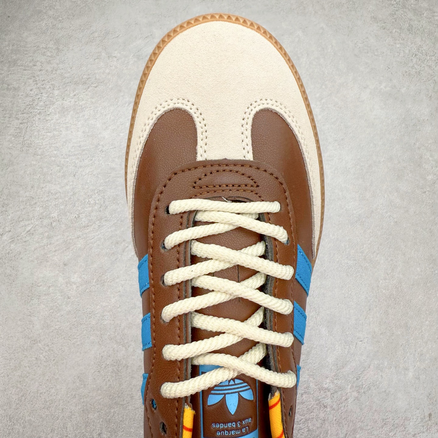 图片[4]-AD Original Samba OG 复古经典轻便板鞋 JI3098 这款桑巴鞋展示了高质量的工艺 带有装饰的超锁缝制和无缝的手感 柔软、柔软的皮革造型和标志性的3条纹完成了精致的外观 正规合身鞋带 鞋面上有绒面鞋垫 橡胶鞋底 享受正畸套筒软感 自50年代首次亮相以来就一直在赢得粉丝的青睐 尺码：36 36.5 37.5 38 38.5 39 40 40.5 41 42 42.5 43 44 44.5 45-选品中心