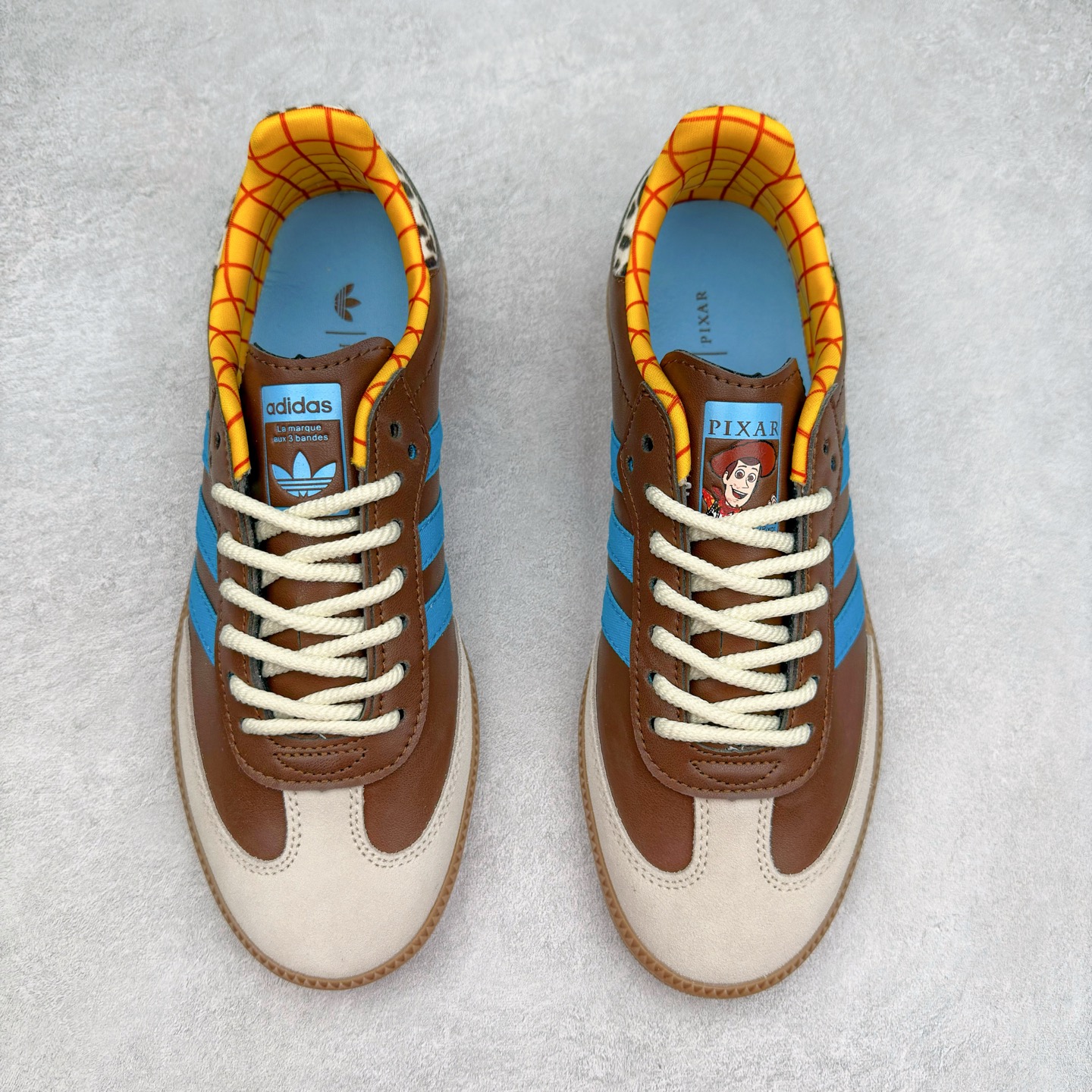 图片[2]-AD Original Samba OG 复古经典轻便板鞋 JI3098 这款桑巴鞋展示了高质量的工艺 带有装饰的超锁缝制和无缝的手感 柔软、柔软的皮革造型和标志性的3条纹完成了精致的外观 正规合身鞋带 鞋面上有绒面鞋垫 橡胶鞋底 享受正畸套筒软感 自50年代首次亮相以来就一直在赢得粉丝的青睐 尺码：36 36.5 37.5 38 38.5 39 40 40.5 41 42 42.5 43 44 44.5 45-选品中心