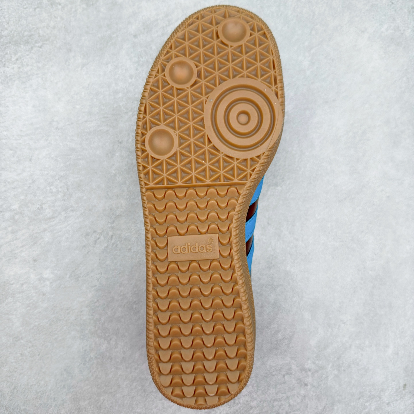 图片[9]-AD Original Samba OG 复古经典轻便板鞋 JI3098 这款桑巴鞋展示了高质量的工艺 带有装饰的超锁缝制和无缝的手感 柔软、柔软的皮革造型和标志性的3条纹完成了精致的外观 正规合身鞋带 鞋面上有绒面鞋垫 橡胶鞋底 享受正畸套筒软感 自50年代首次亮相以来就一直在赢得粉丝的青睐 尺码：36 36.5 37.5 38 38.5 39 40 40.5 41 42 42.5 43 44 44.5 45-选品中心