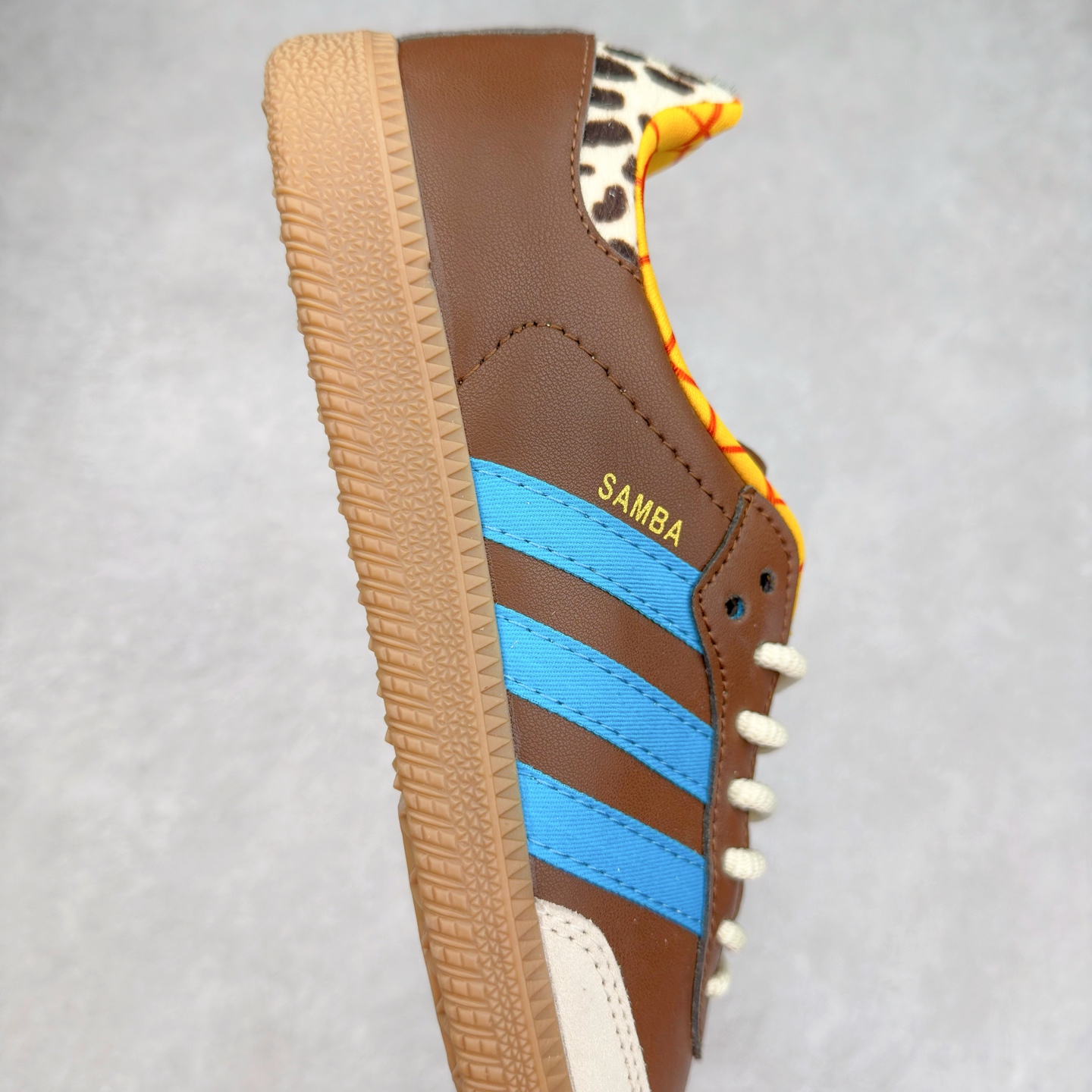 图片[6]-AD Original Samba OG 复古经典轻便板鞋 JI3098 这款桑巴鞋展示了高质量的工艺 带有装饰的超锁缝制和无缝的手感 柔软、柔软的皮革造型和标志性的3条纹完成了精致的外观 正规合身鞋带 鞋面上有绒面鞋垫 橡胶鞋底 享受正畸套筒软感 自50年代首次亮相以来就一直在赢得粉丝的青睐 尺码：36 36.5 37.5 38 38.5 39 40 40.5 41 42 42.5 43 44 44.5 45-选品中心