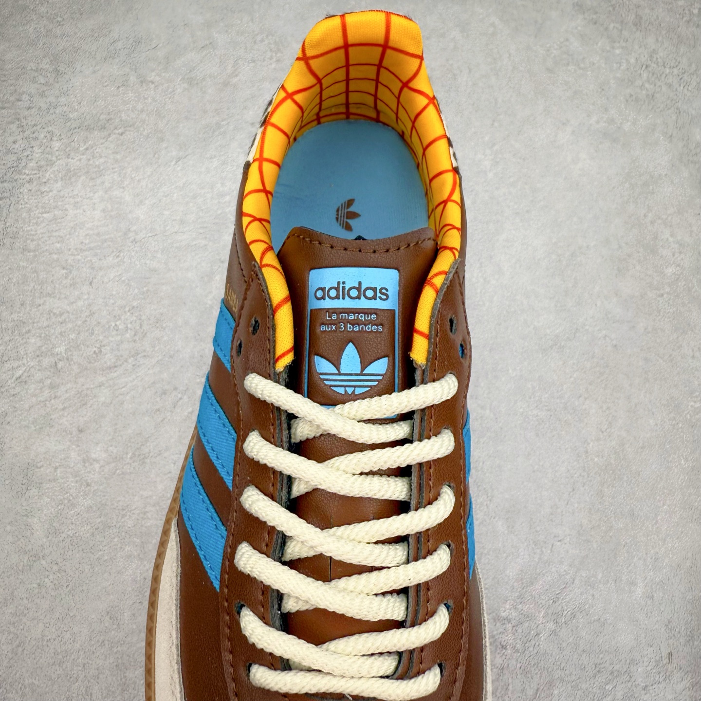 图片[5]-AD Original Samba OG 复古经典轻便板鞋 JI3098 这款桑巴鞋展示了高质量的工艺 带有装饰的超锁缝制和无缝的手感 柔软、柔软的皮革造型和标志性的3条纹完成了精致的外观 正规合身鞋带 鞋面上有绒面鞋垫 橡胶鞋底 享受正畸套筒软感 自50年代首次亮相以来就一直在赢得粉丝的青睐 尺码：36 36.5 37.5 38 38.5 39 40 40.5 41 42 42.5 43 44 44.5 45-选品中心