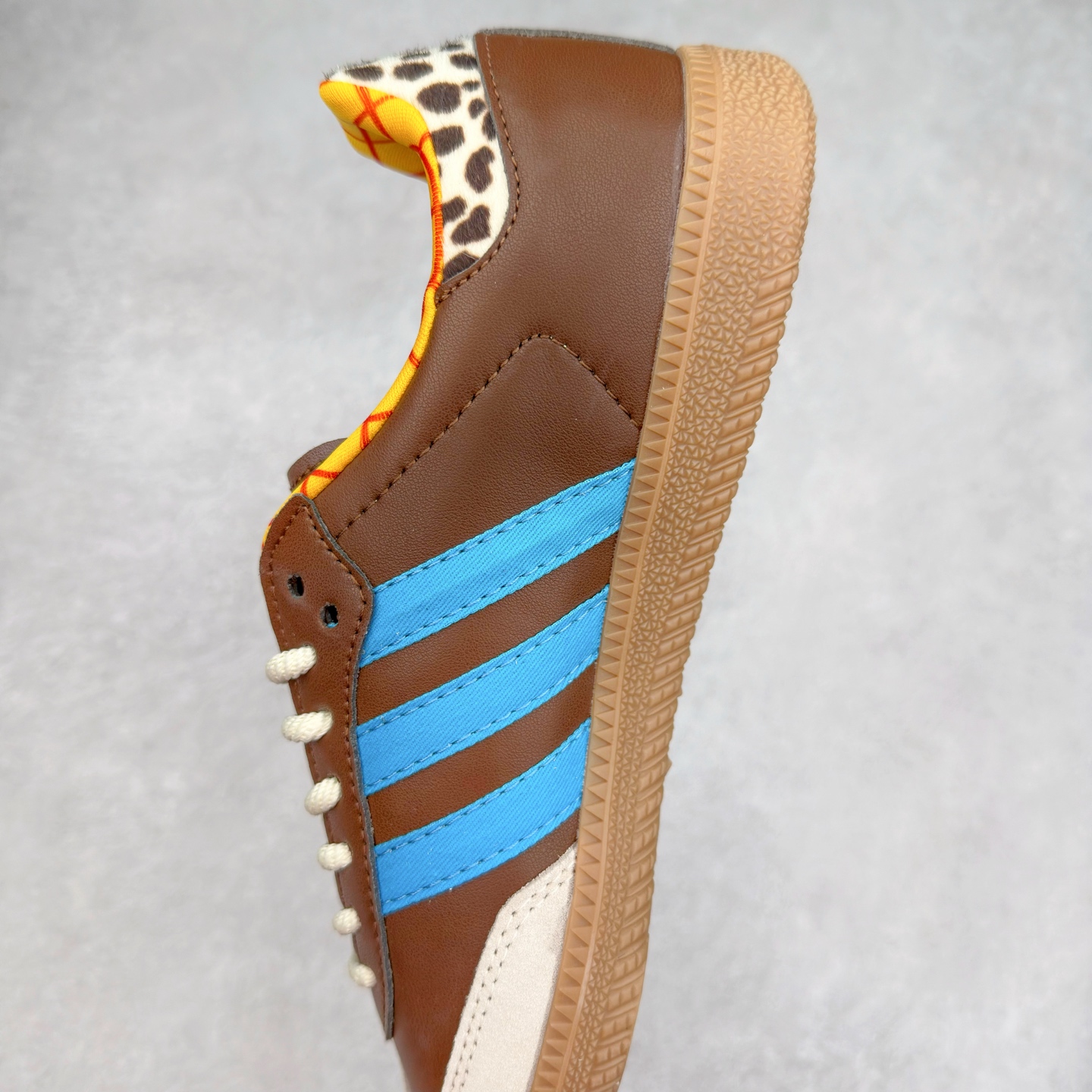 图片[7]-AD Original Samba OG 复古经典轻便板鞋 JI3098 这款桑巴鞋展示了高质量的工艺 带有装饰的超锁缝制和无缝的手感 柔软、柔软的皮革造型和标志性的3条纹完成了精致的外观 正规合身鞋带 鞋面上有绒面鞋垫 橡胶鞋底 享受正畸套筒软感 自50年代首次亮相以来就一直在赢得粉丝的青睐 尺码：36 36.5 37.5 38 38.5 39 40 40.5 41 42 42.5 43 44 44.5 45-选品中心