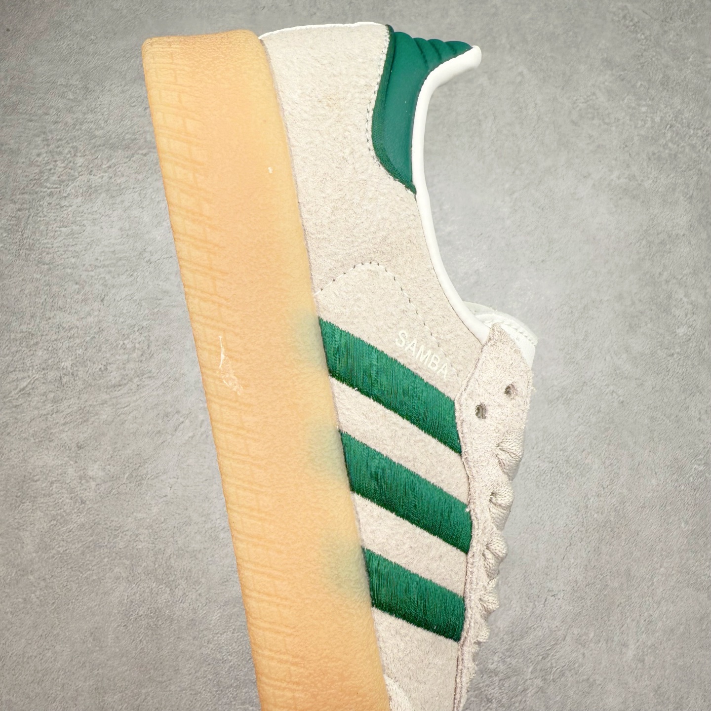 图片[6]-AD Samba XLG 桑巴舞加大厚底版系列德训风百搭松糕休闲运动板鞋生胶底 JQ0255 自Originals Samba成功借势Blokecore风潮一跃成为街头巷尾的焦点鞋款后,不论是围绕Samba本身打造的各式「变种版本」,还是以Samba为蓝本打造联名鞋款,都成为了时尚潮流人士日常穿搭首选。Samba XLG是adidas Originals不断扩展XLG系列的一部分,旨在与年轻文化相契合,迎合那些希望通过个性时尚表达自我而不愿牺牲舒适度的年轻群体。街头时尚领域的Gen Z特别偏爱宽松的穿着风格。Samba XLG针对这一点做了创新。它在延续Samba OG经典设计的基础上,迎合年轻群体的穿着习惯,重塑为宽大的鞋身比例轮廓以及加厚中底,让消费者轻松展示自己独特的风格。全新的Samba XLG系列不仅迎合了当下年轻群体的穿搭习惯,加宽了鞋身比例以及将中底进一步增厚,在视觉比例上更加饱满,同时还保留了经典Samba的细节,这样一来,鞋迷朋友在穿搭上不仅能更加个性化,而且还能延续一定的复古感受。尺码：36 36⅔ 37⅓ 38 38⅔ 39⅓ 40 40⅔ 41⅓ 42 42⅔ 43⅓ 44 45-选品中心