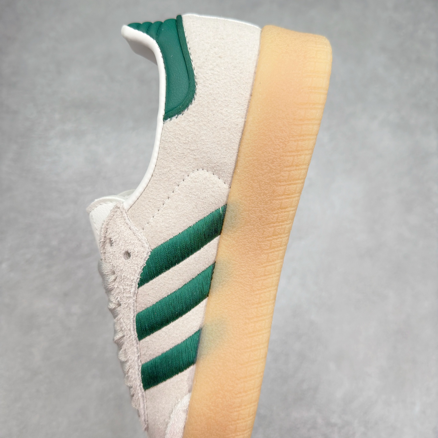 图片[7]-AD Samba XLG 桑巴舞加大厚底版系列德训风百搭松糕休闲运动板鞋生胶底 JQ0255 自Originals Samba成功借势Blokecore风潮一跃成为街头巷尾的焦点鞋款后,不论是围绕Samba本身打造的各式「变种版本」,还是以Samba为蓝本打造联名鞋款,都成为了时尚潮流人士日常穿搭首选。Samba XLG是adidas Originals不断扩展XLG系列的一部分,旨在与年轻文化相契合,迎合那些希望通过个性时尚表达自我而不愿牺牲舒适度的年轻群体。街头时尚领域的Gen Z特别偏爱宽松的穿着风格。Samba XLG针对这一点做了创新。它在延续Samba OG经典设计的基础上,迎合年轻群体的穿着习惯,重塑为宽大的鞋身比例轮廓以及加厚中底,让消费者轻松展示自己独特的风格。全新的Samba XLG系列不仅迎合了当下年轻群体的穿搭习惯,加宽了鞋身比例以及将中底进一步增厚,在视觉比例上更加饱满,同时还保留了经典Samba的细节,这样一来,鞋迷朋友在穿搭上不仅能更加个性化,而且还能延续一定的复古感受。尺码：36 36⅔ 37⅓ 38 38⅔ 39⅓ 40 40⅔ 41⅓ 42 42⅔ 43⅓ 44 45-选品中心