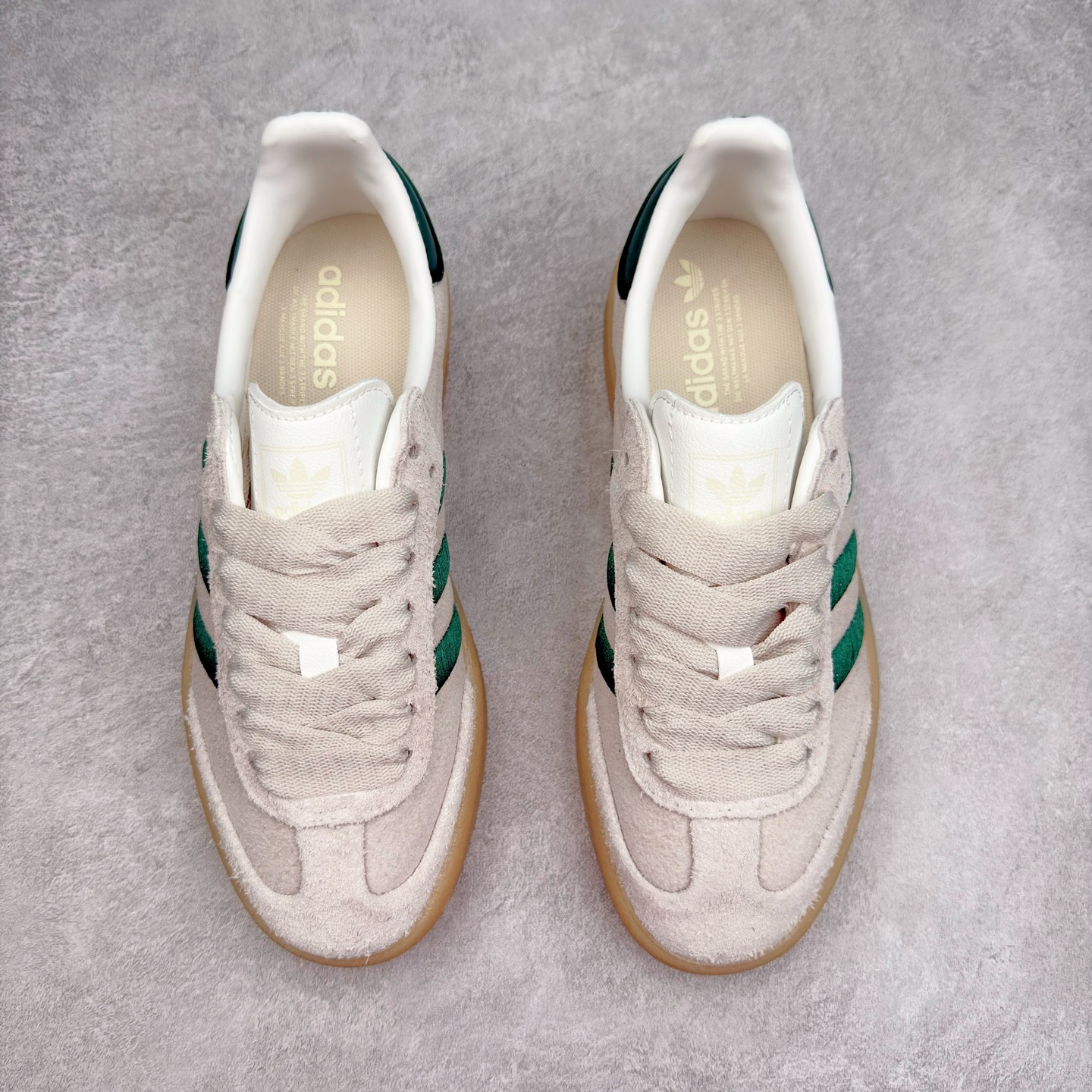 图片[2]-AD Samba XLG 桑巴舞加大厚底版系列德训风百搭松糕休闲运动板鞋生胶底 JQ0255 自Originals Samba成功借势Blokecore风潮一跃成为街头巷尾的焦点鞋款后,不论是围绕Samba本身打造的各式「变种版本」,还是以Samba为蓝本打造联名鞋款,都成为了时尚潮流人士日常穿搭首选。Samba XLG是adidas Originals不断扩展XLG系列的一部分,旨在与年轻文化相契合,迎合那些希望通过个性时尚表达自我而不愿牺牲舒适度的年轻群体。街头时尚领域的Gen Z特别偏爱宽松的穿着风格。Samba XLG针对这一点做了创新。它在延续Samba OG经典设计的基础上,迎合年轻群体的穿着习惯,重塑为宽大的鞋身比例轮廓以及加厚中底,让消费者轻松展示自己独特的风格。全新的Samba XLG系列不仅迎合了当下年轻群体的穿搭习惯,加宽了鞋身比例以及将中底进一步增厚,在视觉比例上更加饱满,同时还保留了经典Samba的细节,这样一来,鞋迷朋友在穿搭上不仅能更加个性化,而且还能延续一定的复古感受。尺码：36 36⅔ 37⅓ 38 38⅔ 39⅓ 40 40⅔ 41⅓ 42 42⅔ 43⅓ 44 45-选品中心