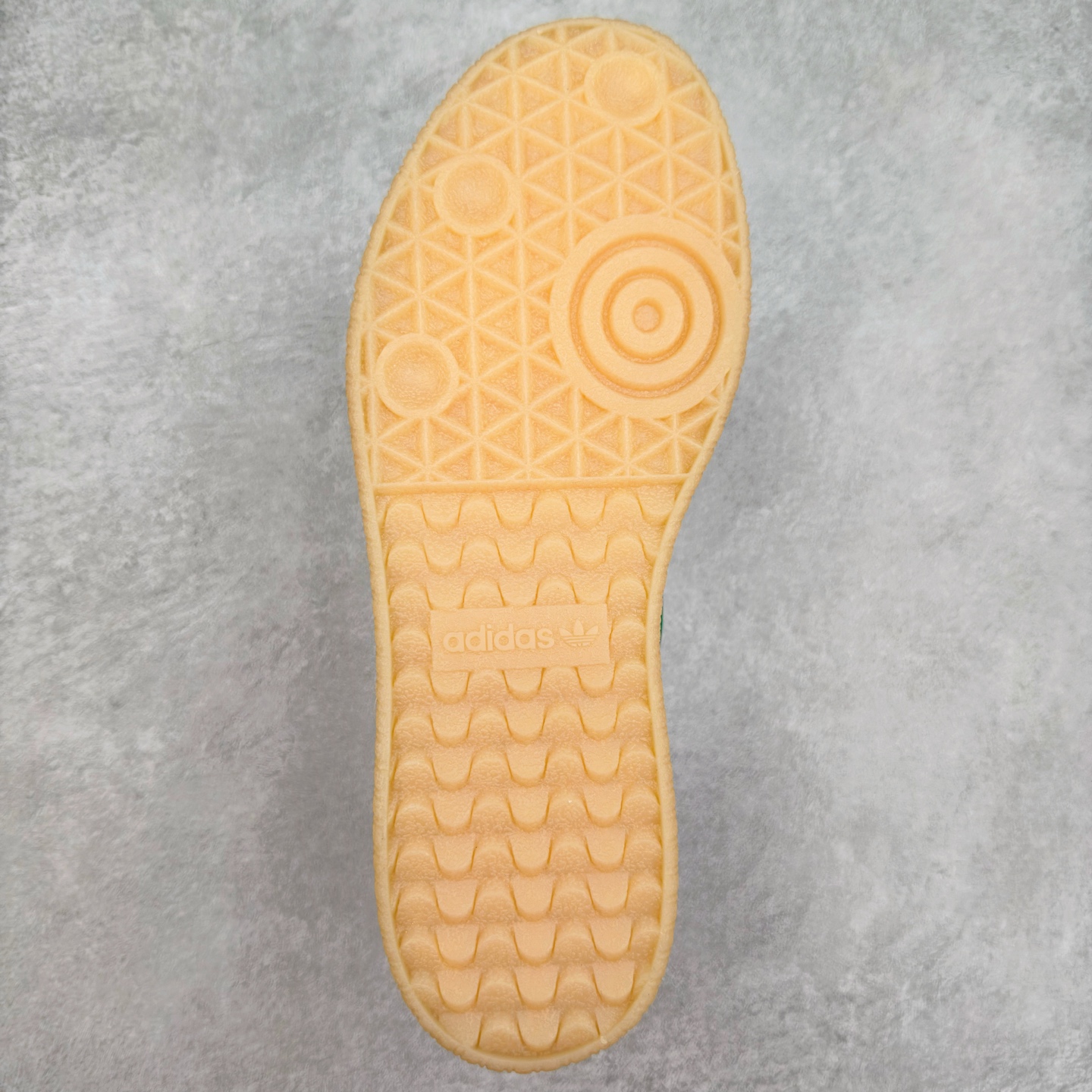 图片[9]-AD Samba XLG 桑巴舞加大厚底版系列德训风百搭松糕休闲运动板鞋生胶底 JQ0255 自Originals Samba成功借势Blokecore风潮一跃成为街头巷尾的焦点鞋款后,不论是围绕Samba本身打造的各式「变种版本」,还是以Samba为蓝本打造联名鞋款,都成为了时尚潮流人士日常穿搭首选。Samba XLG是adidas Originals不断扩展XLG系列的一部分,旨在与年轻文化相契合,迎合那些希望通过个性时尚表达自我而不愿牺牲舒适度的年轻群体。街头时尚领域的Gen Z特别偏爱宽松的穿着风格。Samba XLG针对这一点做了创新。它在延续Samba OG经典设计的基础上,迎合年轻群体的穿着习惯,重塑为宽大的鞋身比例轮廓以及加厚中底,让消费者轻松展示自己独特的风格。全新的Samba XLG系列不仅迎合了当下年轻群体的穿搭习惯,加宽了鞋身比例以及将中底进一步增厚,在视觉比例上更加饱满,同时还保留了经典Samba的细节,这样一来,鞋迷朋友在穿搭上不仅能更加个性化,而且还能延续一定的复古感受。尺码：36 36⅔ 37⅓ 38 38⅔ 39⅓ 40 40⅔ 41⅓ 42 42⅔ 43⅓ 44 45-选品中心