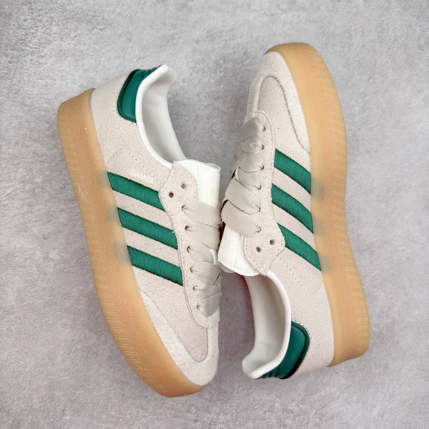 图片[3]-AD Samba XLG 桑巴舞加大厚底版系列德训风百搭松糕休闲运动板鞋生胶底 JQ0255 自Originals Samba成功借势Blokecore风潮一跃成为街头巷尾的焦点鞋款后,不论是围绕Samba本身打造的各式「变种版本」,还是以Samba为蓝本打造联名鞋款,都成为了时尚潮流人士日常穿搭首选。Samba XLG是adidas Originals不断扩展XLG系列的一部分,旨在与年轻文化相契合,迎合那些希望通过个性时尚表达自我而不愿牺牲舒适度的年轻群体。街头时尚领域的Gen Z特别偏爱宽松的穿着风格。Samba XLG针对这一点做了创新。它在延续Samba OG经典设计的基础上,迎合年轻群体的穿着习惯,重塑为宽大的鞋身比例轮廓以及加厚中底,让消费者轻松展示自己独特的风格。全新的Samba XLG系列不仅迎合了当下年轻群体的穿搭习惯,加宽了鞋身比例以及将中底进一步增厚,在视觉比例上更加饱满,同时还保留了经典Samba的细节,这样一来,鞋迷朋友在穿搭上不仅能更加个性化,而且还能延续一定的复古感受。尺码：36 36⅔ 37⅓ 38 38⅔ 39⅓ 40 40⅔ 41⅓ 42 42⅔ 43⅓ 44 45-选品中心