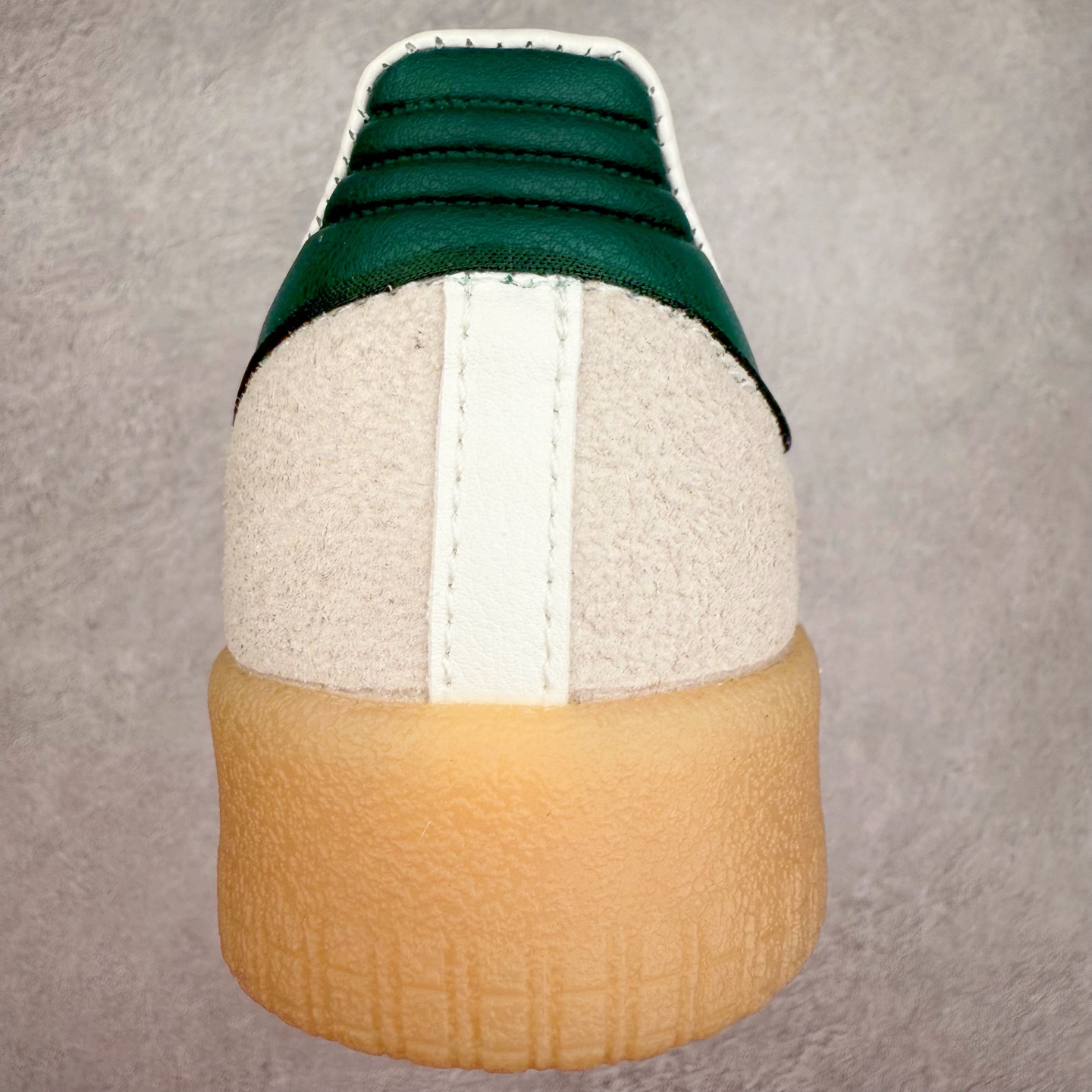 图片[8]-AD Samba XLG 桑巴舞加大厚底版系列德训风百搭松糕休闲运动板鞋生胶底 JQ0255 自Originals Samba成功借势Blokecore风潮一跃成为街头巷尾的焦点鞋款后,不论是围绕Samba本身打造的各式「变种版本」,还是以Samba为蓝本打造联名鞋款,都成为了时尚潮流人士日常穿搭首选。Samba XLG是adidas Originals不断扩展XLG系列的一部分,旨在与年轻文化相契合,迎合那些希望通过个性时尚表达自我而不愿牺牲舒适度的年轻群体。街头时尚领域的Gen Z特别偏爱宽松的穿着风格。Samba XLG针对这一点做了创新。它在延续Samba OG经典设计的基础上,迎合年轻群体的穿着习惯,重塑为宽大的鞋身比例轮廓以及加厚中底,让消费者轻松展示自己独特的风格。全新的Samba XLG系列不仅迎合了当下年轻群体的穿搭习惯,加宽了鞋身比例以及将中底进一步增厚,在视觉比例上更加饱满,同时还保留了经典Samba的细节,这样一来,鞋迷朋友在穿搭上不仅能更加个性化,而且还能延续一定的复古感受。尺码：36 36⅔ 37⅓ 38 38⅔ 39⅓ 40 40⅔ 41⅓ 42 42⅔ 43⅓ 44 45-选品中心