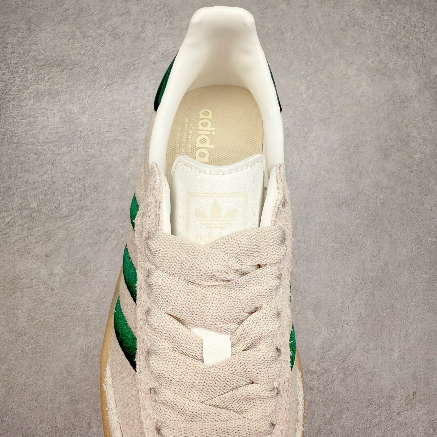 图片[5]-AD Samba XLG 桑巴舞加大厚底版系列德训风百搭松糕休闲运动板鞋生胶底 JQ0255 自Originals Samba成功借势Blokecore风潮一跃成为街头巷尾的焦点鞋款后,不论是围绕Samba本身打造的各式「变种版本」,还是以Samba为蓝本打造联名鞋款,都成为了时尚潮流人士日常穿搭首选。Samba XLG是adidas Originals不断扩展XLG系列的一部分,旨在与年轻文化相契合,迎合那些希望通过个性时尚表达自我而不愿牺牲舒适度的年轻群体。街头时尚领域的Gen Z特别偏爱宽松的穿着风格。Samba XLG针对这一点做了创新。它在延续Samba OG经典设计的基础上,迎合年轻群体的穿着习惯,重塑为宽大的鞋身比例轮廓以及加厚中底,让消费者轻松展示自己独特的风格。全新的Samba XLG系列不仅迎合了当下年轻群体的穿搭习惯,加宽了鞋身比例以及将中底进一步增厚,在视觉比例上更加饱满,同时还保留了经典Samba的细节,这样一来,鞋迷朋友在穿搭上不仅能更加个性化,而且还能延续一定的复古感受。尺码：36 36⅔ 37⅓ 38 38⅔ 39⅓ 40 40⅔ 41⅓ 42 42⅔ 43⅓ 44 45-选品中心