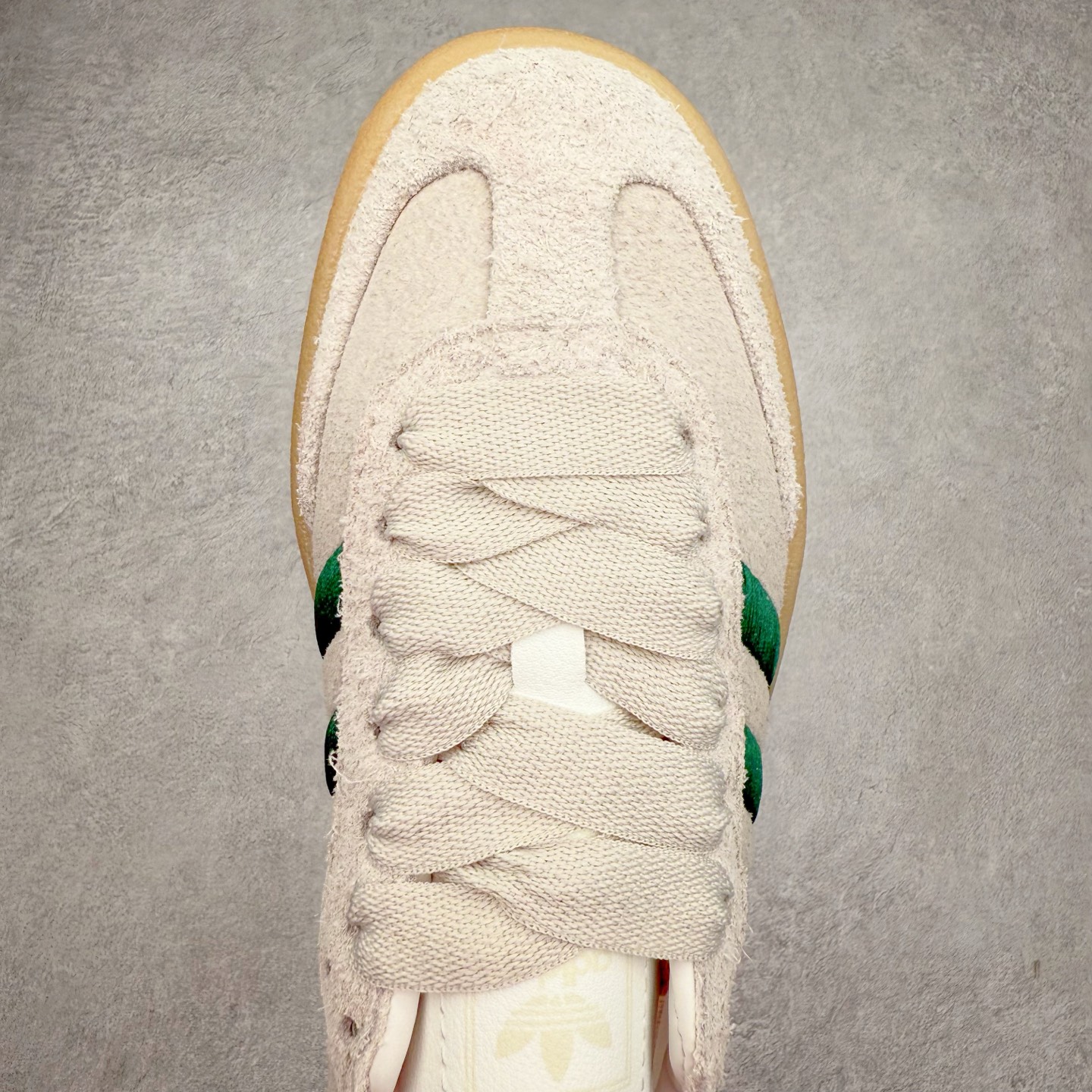 图片[4]-AD Samba XLG 桑巴舞加大厚底版系列德训风百搭松糕休闲运动板鞋生胶底 JQ0255 自Originals Samba成功借势Blokecore风潮一跃成为街头巷尾的焦点鞋款后,不论是围绕Samba本身打造的各式「变种版本」,还是以Samba为蓝本打造联名鞋款,都成为了时尚潮流人士日常穿搭首选。Samba XLG是adidas Originals不断扩展XLG系列的一部分,旨在与年轻文化相契合,迎合那些希望通过个性时尚表达自我而不愿牺牲舒适度的年轻群体。街头时尚领域的Gen Z特别偏爱宽松的穿着风格。Samba XLG针对这一点做了创新。它在延续Samba OG经典设计的基础上,迎合年轻群体的穿着习惯,重塑为宽大的鞋身比例轮廓以及加厚中底,让消费者轻松展示自己独特的风格。全新的Samba XLG系列不仅迎合了当下年轻群体的穿搭习惯,加宽了鞋身比例以及将中底进一步增厚,在视觉比例上更加饱满,同时还保留了经典Samba的细节,这样一来,鞋迷朋友在穿搭上不仅能更加个性化,而且还能延续一定的复古感受。尺码：36 36⅔ 37⅓ 38 38⅔ 39⅓ 40 40⅔ 41⅓ 42 42⅔ 43⅓ 44 45-选品中心