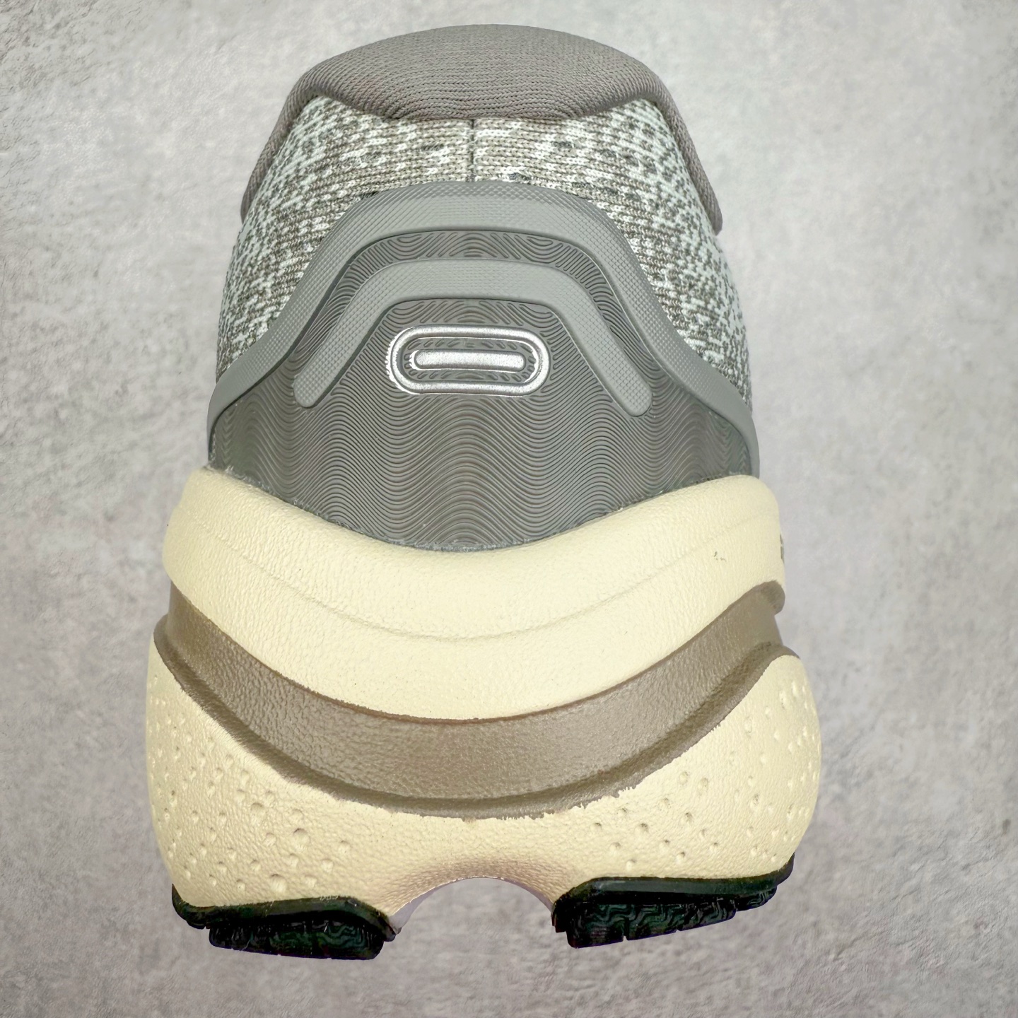 图片[8]-Brooks布鲁克斯 Ghost Max 2 运动舒适防滑耐磨低帮跑步鞋 实拍调校N版已经零色差零失真 百分百还原实物色彩所见即所得 不存在货不对板色差等低级问题 选购参考实物拍摄 不混卖不参货 只用心做好货严格选品 承诺混一赔十 尺码：36 36.5 37.5 38 38.5 39 40 40.5 41 42 42.5 43 44 44.5 45-选品中心