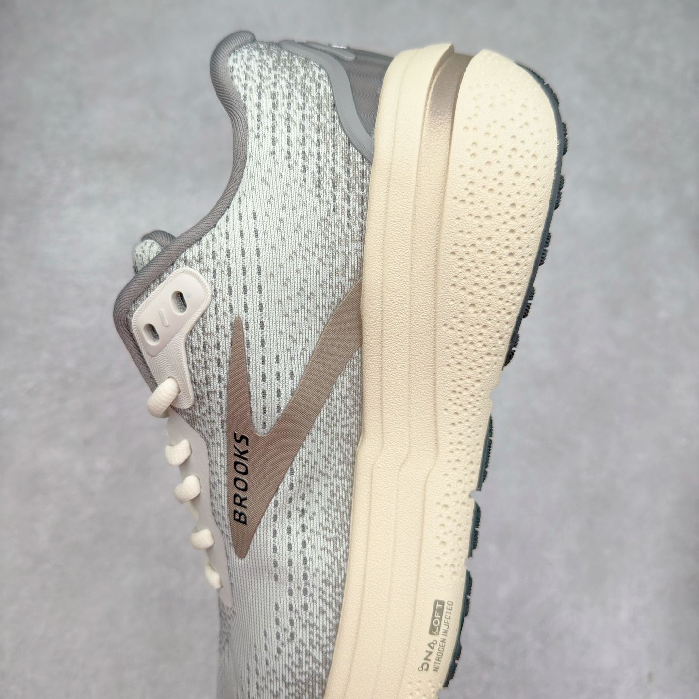 图片[7]-Brooks布鲁克斯 Ghost Max 2 运动舒适防滑耐磨低帮跑步鞋 实拍调校N版已经零色差零失真 百分百还原实物色彩所见即所得 不存在货不对板色差等低级问题 选购参考实物拍摄 不混卖不参货 只用心做好货严格选品 承诺混一赔十 尺码：36 36.5 37.5 38 38.5 39 40 40.5 41 42 42.5 43 44 44.5 45-选品中心