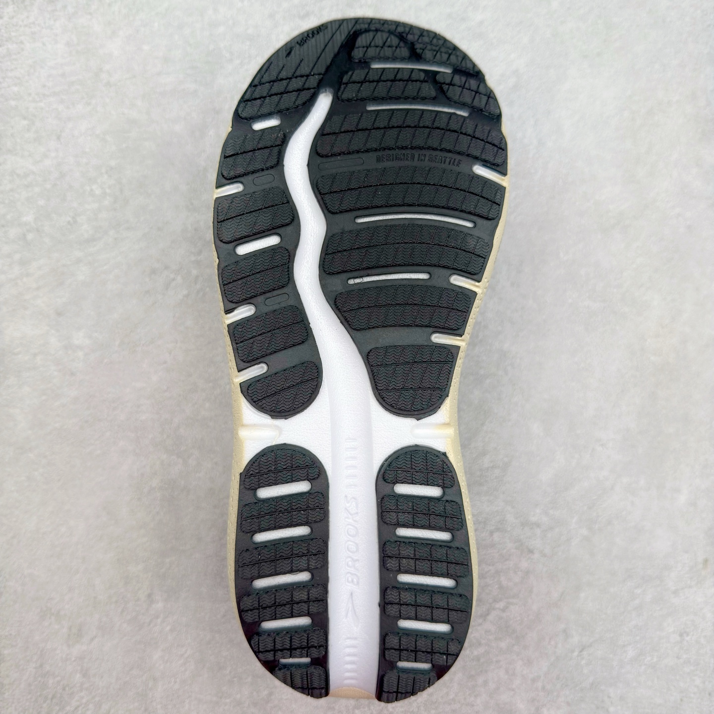 图片[9]-Brooks布鲁克斯 Ghost Max 2 运动舒适防滑耐磨低帮跑步鞋 实拍调校N版已经零色差零失真 百分百还原实物色彩所见即所得 不存在货不对板色差等低级问题 选购参考实物拍摄 不混卖不参货 只用心做好货严格选品 承诺混一赔十 尺码：36 36.5 37.5 38 38.5 39 40 40.5 41 42 42.5 43 44 44.5 45-选品中心