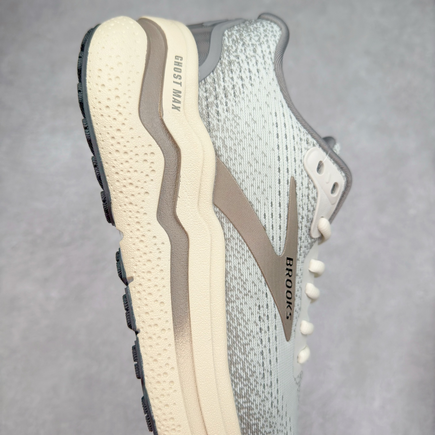 图片[6]-Brooks布鲁克斯 Ghost Max 2 运动舒适防滑耐磨低帮跑步鞋 实拍调校N版已经零色差零失真 百分百还原实物色彩所见即所得 不存在货不对板色差等低级问题 选购参考实物拍摄 不混卖不参货 只用心做好货严格选品 承诺混一赔十 尺码：36 36.5 37.5 38 38.5 39 40 40.5 41 42 42.5 43 44 44.5 45-选品中心