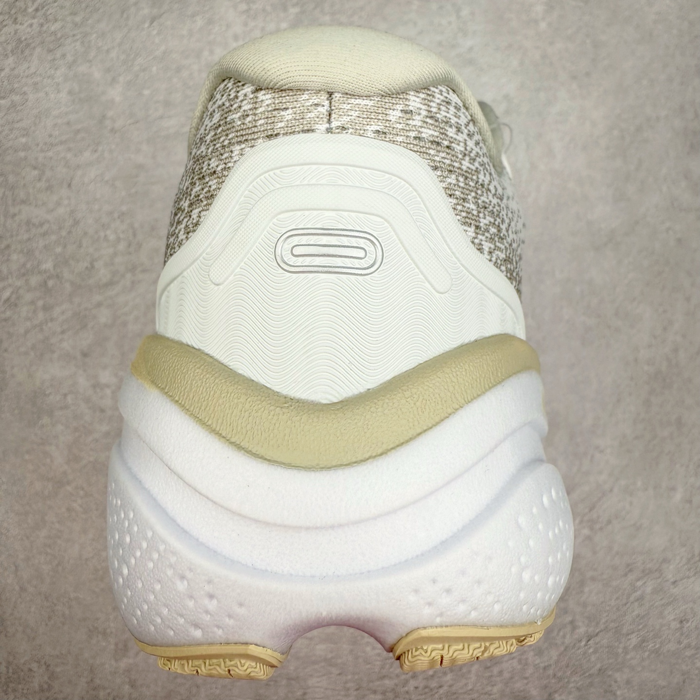 图片[8]-Brooks布鲁克斯 Ghost Max 2 运动舒适防滑耐磨低帮跑步鞋 实拍调校N版已经零色差零失真 百分百还原实物色彩所见即所得 不存在货不对板色差等低级问题 选购参考实物拍摄 不混卖不参货 只用心做好货严格选品 承诺混一赔十 尺码：36 36.5 37.5 38 38.5 39 40 40.5 41 42 42.5 43 44 44.5 45-选品中心