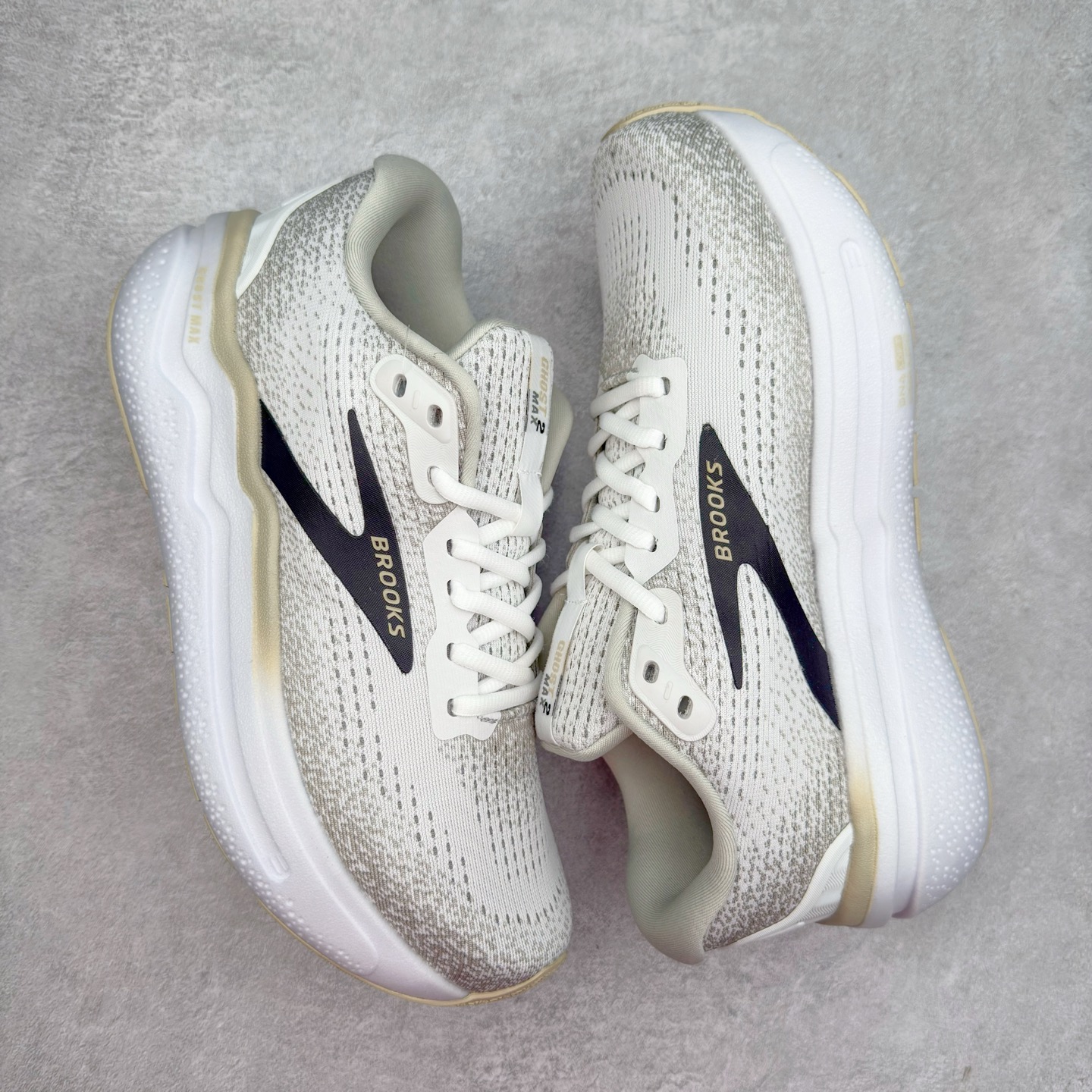 图片[3]-Brooks布鲁克斯 Ghost Max 2 运动舒适防滑耐磨低帮跑步鞋 实拍调校N版已经零色差零失真 百分百还原实物色彩所见即所得 不存在货不对板色差等低级问题 选购参考实物拍摄 不混卖不参货 只用心做好货严格选品 承诺混一赔十 尺码：36 36.5 37.5 38 38.5 39 40 40.5 41 42 42.5 43 44 44.5 45-选品中心