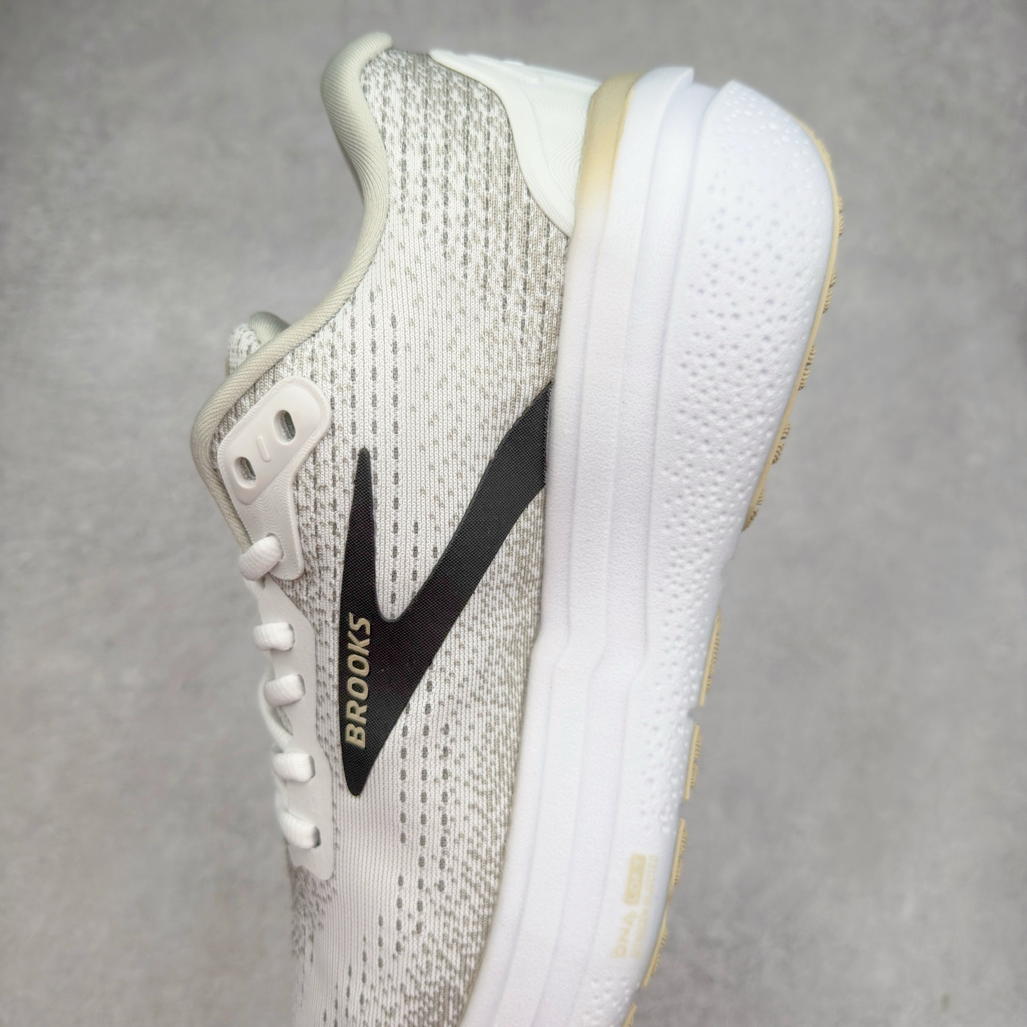 图片[7]-Brooks布鲁克斯 Ghost Max 2 运动舒适防滑耐磨低帮跑步鞋 实拍调校N版已经零色差零失真 百分百还原实物色彩所见即所得 不存在货不对板色差等低级问题 选购参考实物拍摄 不混卖不参货 只用心做好货严格选品 承诺混一赔十 尺码：36 36.5 37.5 38 38.5 39 40 40.5 41 42 42.5 43 44 44.5 45-选品中心