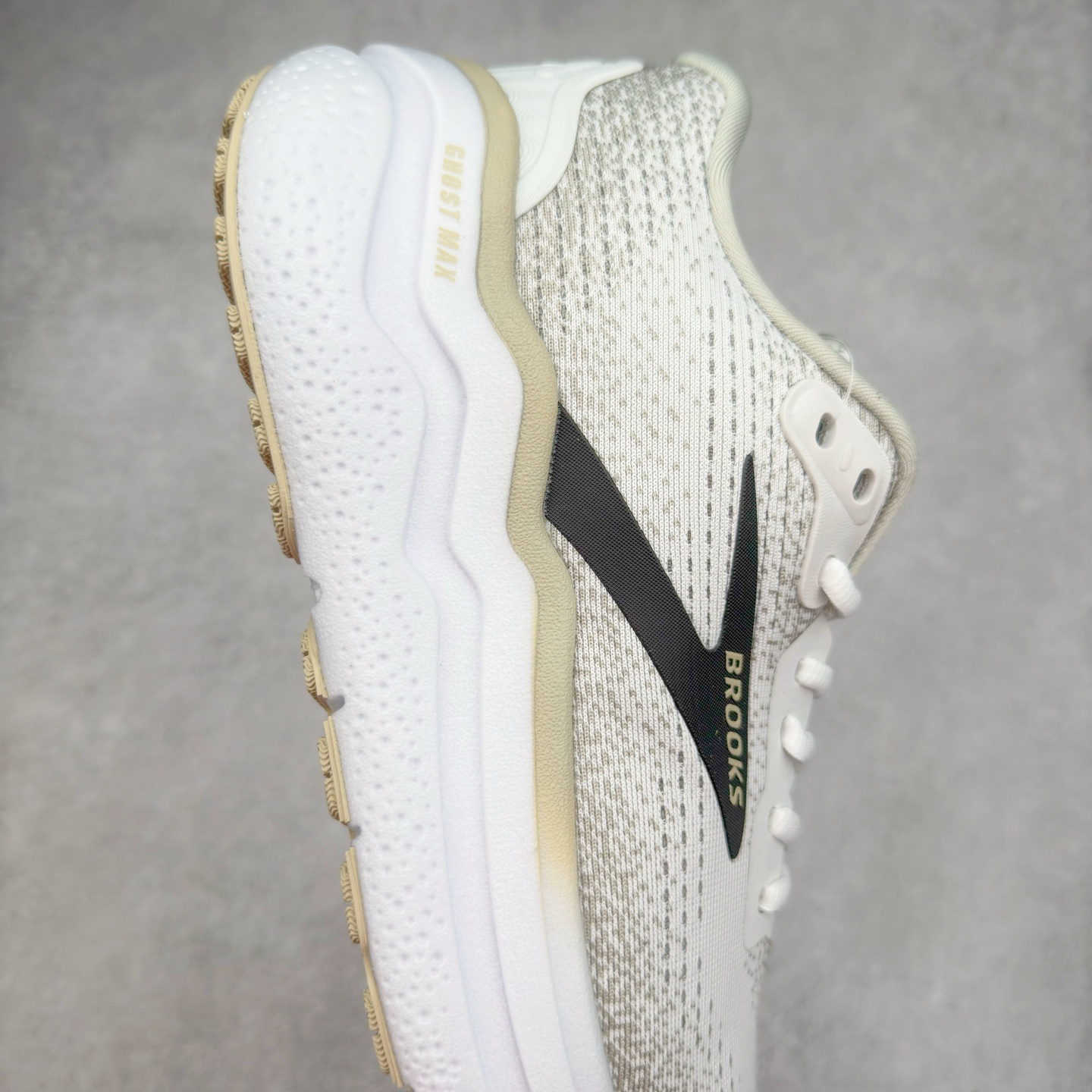 图片[6]-Brooks布鲁克斯 Ghost Max 2 运动舒适防滑耐磨低帮跑步鞋 实拍调校N版已经零色差零失真 百分百还原实物色彩所见即所得 不存在货不对板色差等低级问题 选购参考实物拍摄 不混卖不参货 只用心做好货严格选品 承诺混一赔十 尺码：36 36.5 37.5 38 38.5 39 40 40.5 41 42 42.5 43 44 44.5 45-选品中心