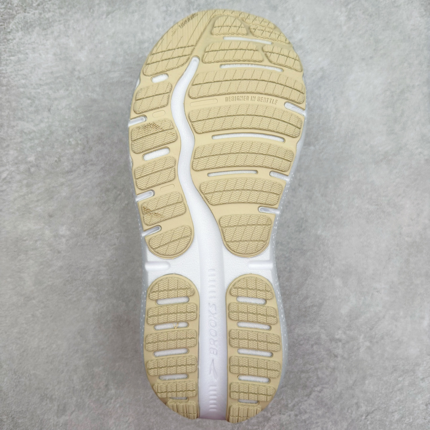 图片[9]-Brooks布鲁克斯 Ghost Max 2 运动舒适防滑耐磨低帮跑步鞋 实拍调校N版已经零色差零失真 百分百还原实物色彩所见即所得 不存在货不对板色差等低级问题 选购参考实物拍摄 不混卖不参货 只用心做好货严格选品 承诺混一赔十 尺码：36 36.5 37.5 38 38.5 39 40 40.5 41 42 42.5 43 44 44.5 45-选品中心