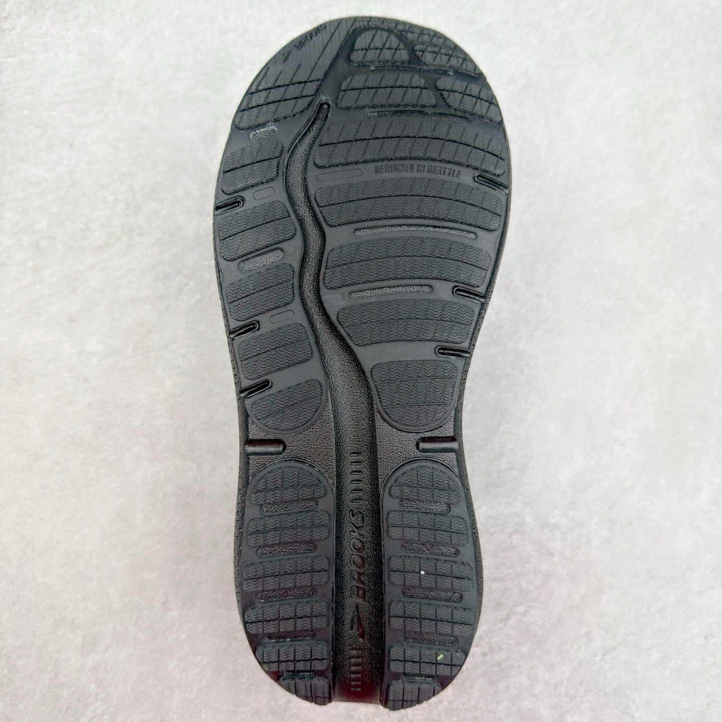 图片[9]-Brooks布鲁克斯 Ghost Max 2 运动舒适防滑耐磨低帮跑步鞋 实拍调校N版已经零色差零失真 百分百还原实物色彩所见即所得 不存在货不对板色差等低级问题 选购参考实物拍摄 不混卖不参货 只用心做好货严格选品 承诺混一赔十 尺码：36 36.5 37.5 38 38.5 39 40 40.5 41 42 42.5 43 44 44.5 45-选品中心