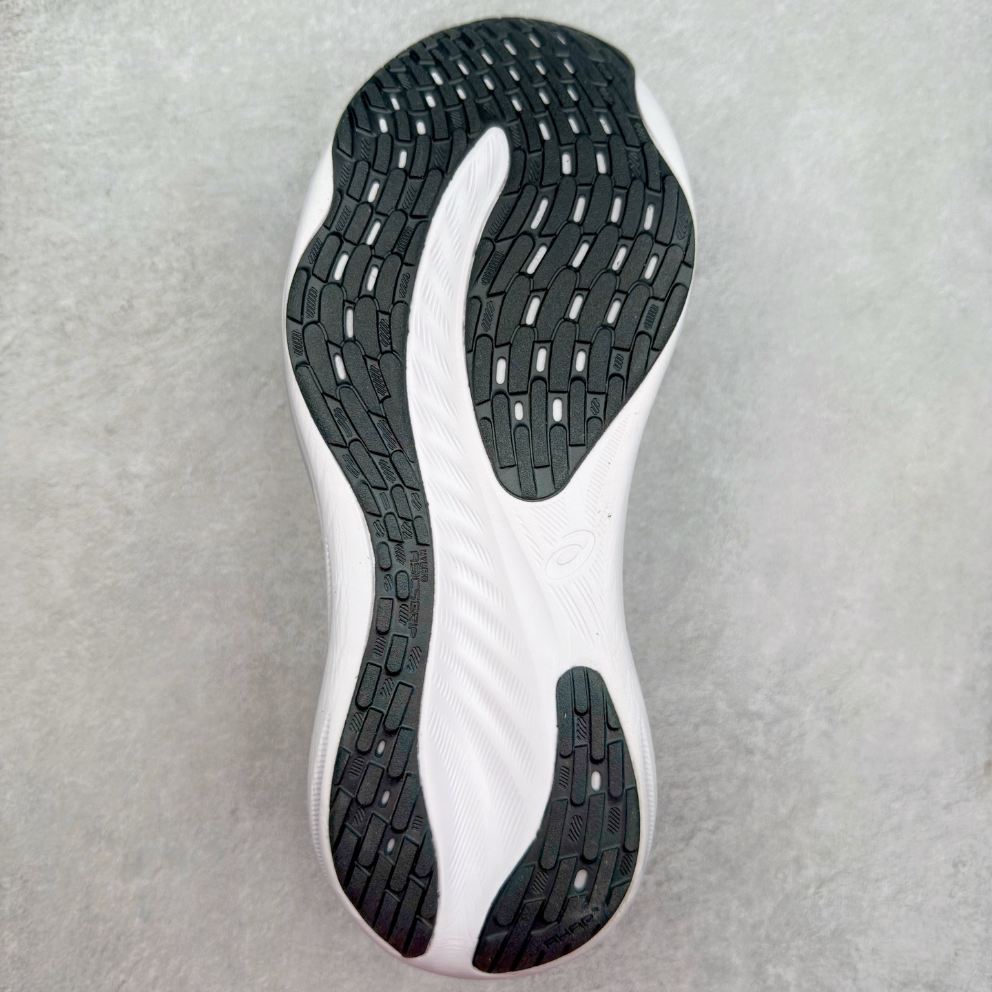 图片[9]-Asics GEL-Nimbus 27 亚瑟士缓震跑鞋 近年复古风潮的势头很旺 ASICS一直坚信保持身体的健康与活力是打造健康快乐的生活方式的最佳途径 ASICS为复古鞋型注入新设计 为玩家的街头穿搭提供了更多可能 GEL-NIMBUSTM9运动鞋最初是为中立和仰卧跑步者设计的长距离训练器 采用原始材料和关键细节重新设计 其Y2K时代的工业外观也被大胆的对比和色块所抵消 尺码：36 36.5 37.5 38 38.5 39 40 40.5 41.5 42 42.5 43.5 44 44.5 45-选品中心