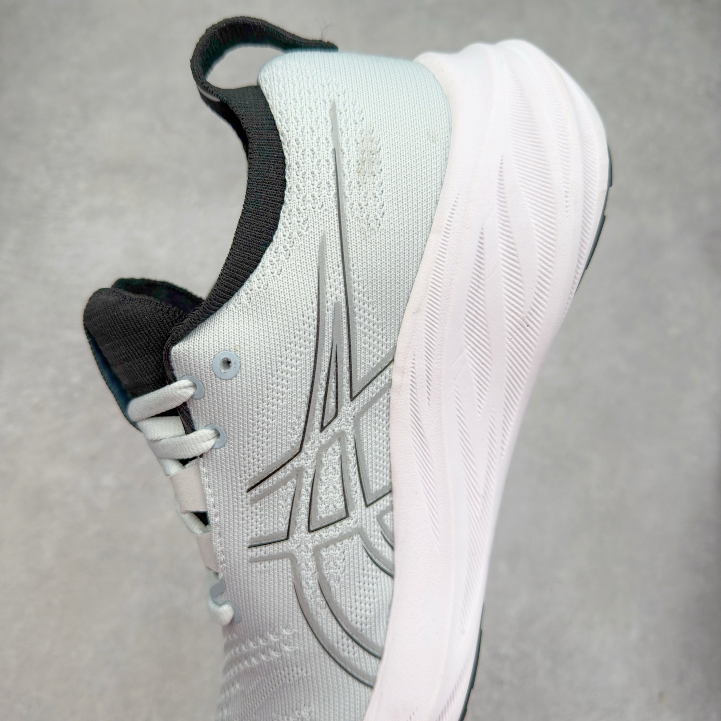 图片[7]-Asics GEL-Nimbus 27 亚瑟士缓震跑鞋 近年复古风潮的势头很旺 ASICS一直坚信保持身体的健康与活力是打造健康快乐的生活方式的最佳途径 ASICS为复古鞋型注入新设计 为玩家的街头穿搭提供了更多可能 GEL-NIMBUSTM9运动鞋最初是为中立和仰卧跑步者设计的长距离训练器 采用原始材料和关键细节重新设计 其Y2K时代的工业外观也被大胆的对比和色块所抵消 尺码：36 36.5 37.5 38 38.5 39 40 40.5 41.5 42 42.5 43.5 44 44.5 45-选品中心