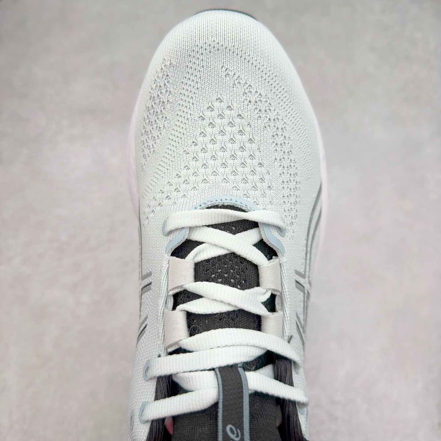 图片[4]-Asics GEL-Nimbus 27 亚瑟士缓震跑鞋 近年复古风潮的势头很旺 ASICS一直坚信保持身体的健康与活力是打造健康快乐的生活方式的最佳途径 ASICS为复古鞋型注入新设计 为玩家的街头穿搭提供了更多可能 GEL-NIMBUSTM9运动鞋最初是为中立和仰卧跑步者设计的长距离训练器 采用原始材料和关键细节重新设计 其Y2K时代的工业外观也被大胆的对比和色块所抵消 尺码：36 36.5 37.5 38 38.5 39 40 40.5 41.5 42 42.5 43.5 44 44.5 45-选品中心